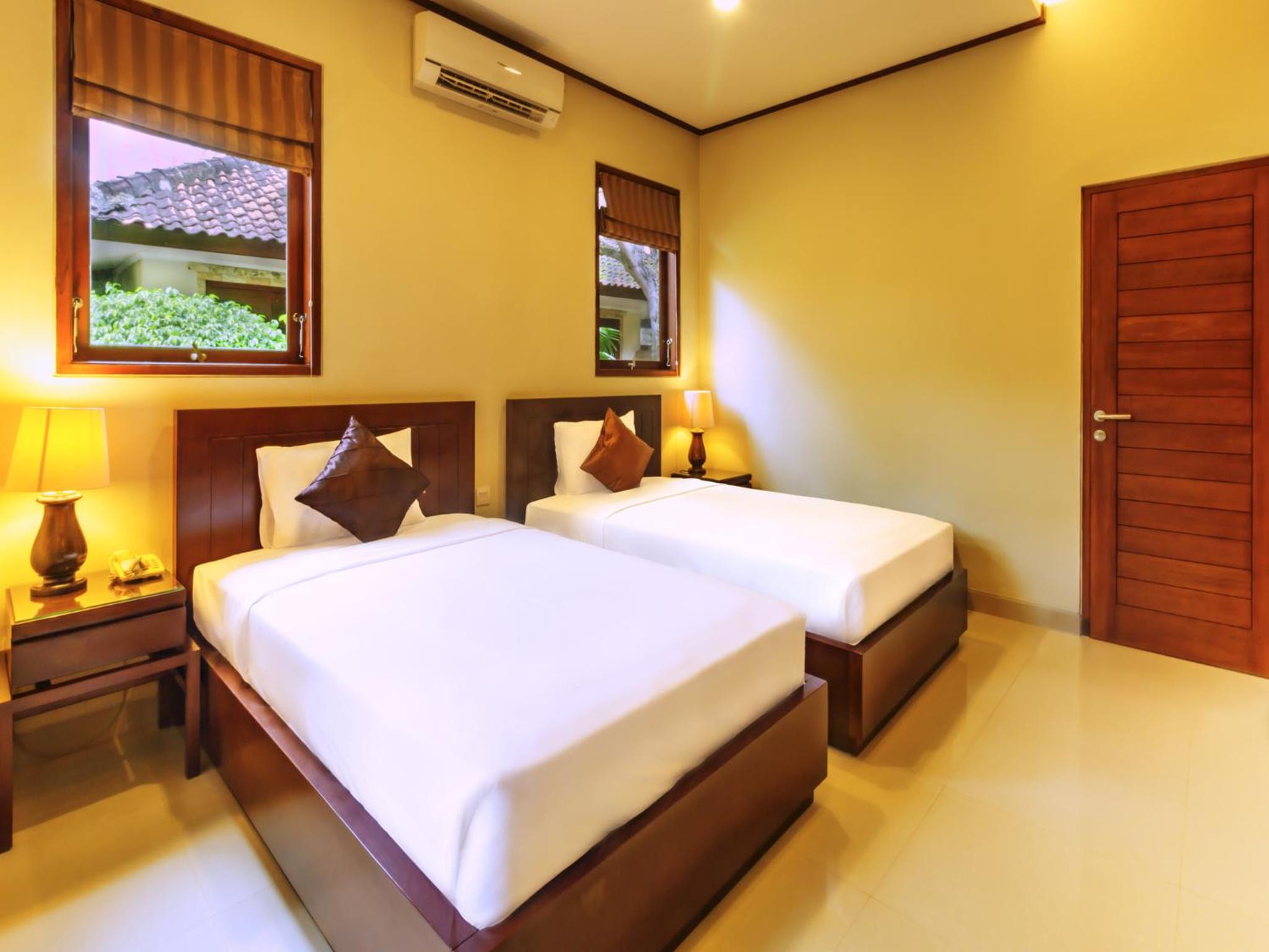 Deluxe Premiere Interconnecting Room with Pool View - Photo 2