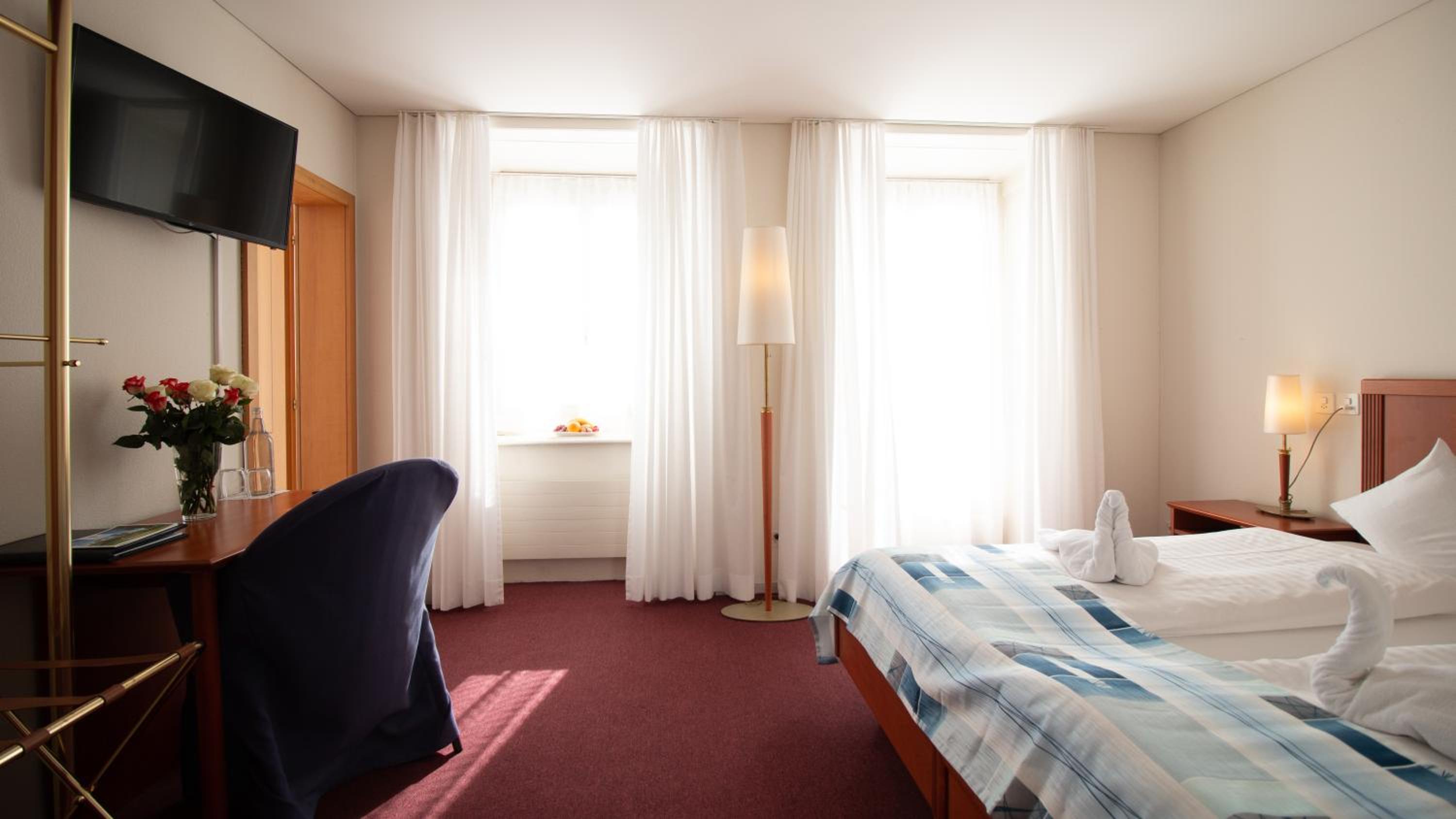 Double Room with Lake View - Photo 4