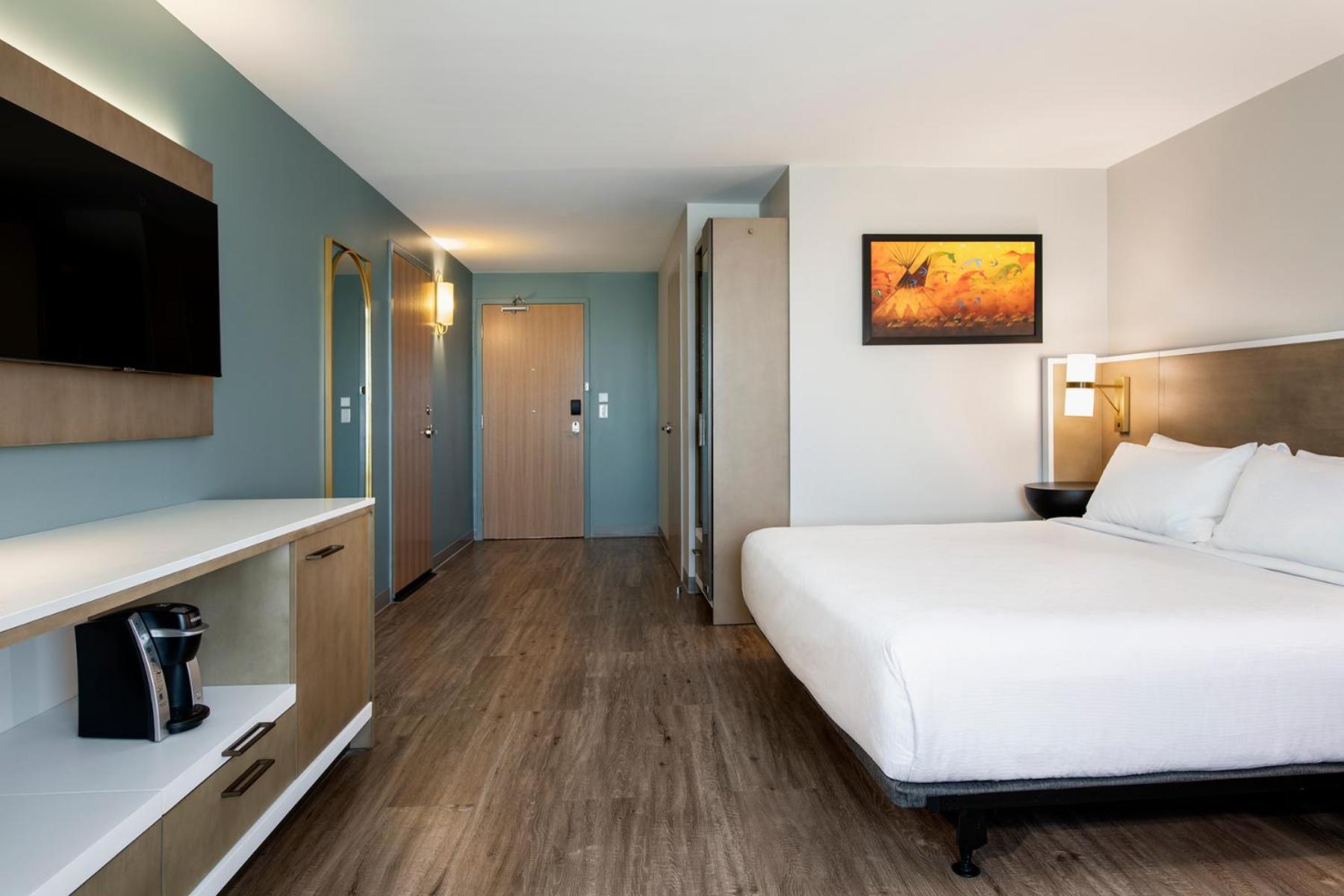 1 King Bed, Mobility Accessible Room, Bathtub w/ Grab Bars, Non-Smoking - Photo 1