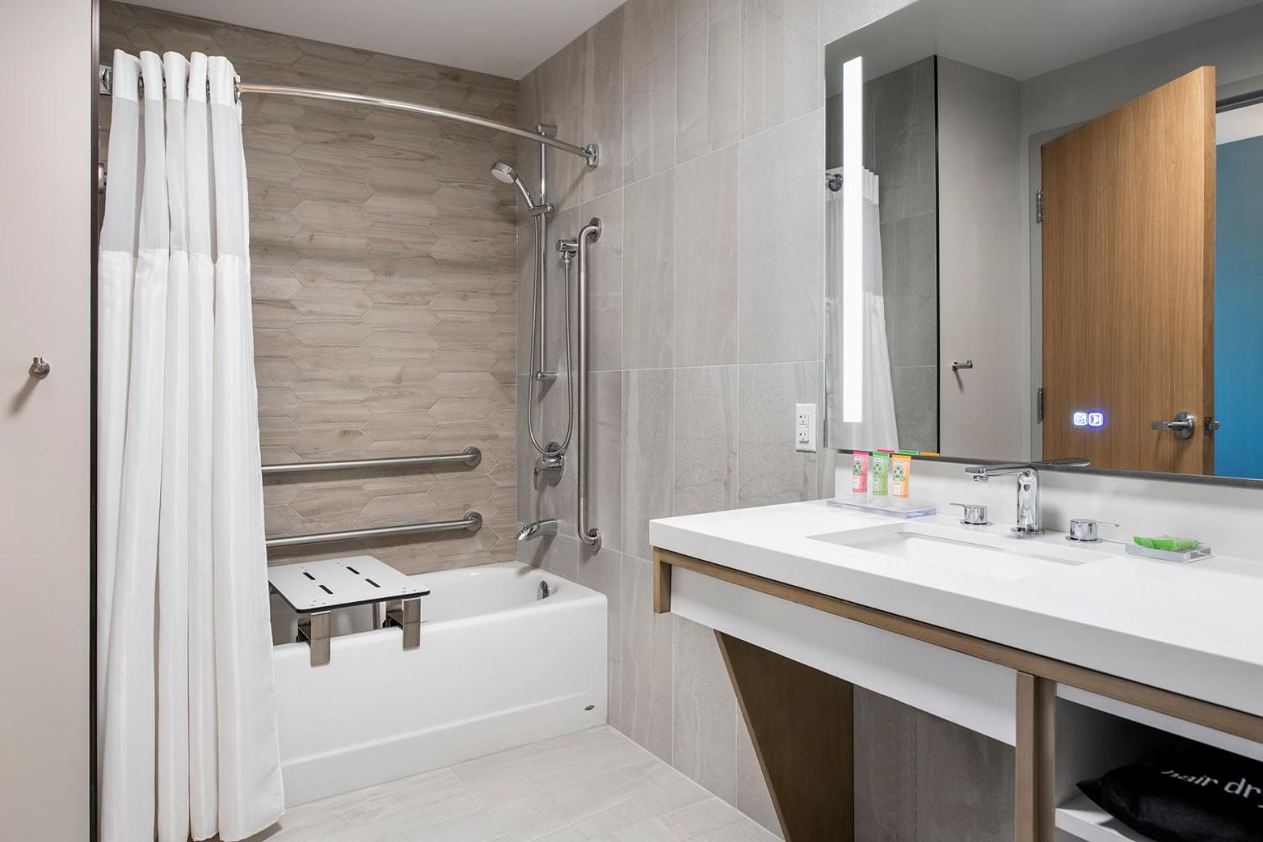 1 King Bed, Mobility Accessible Room, Bathtub w/ Grab Bars, Non-Smoking - Photo 3