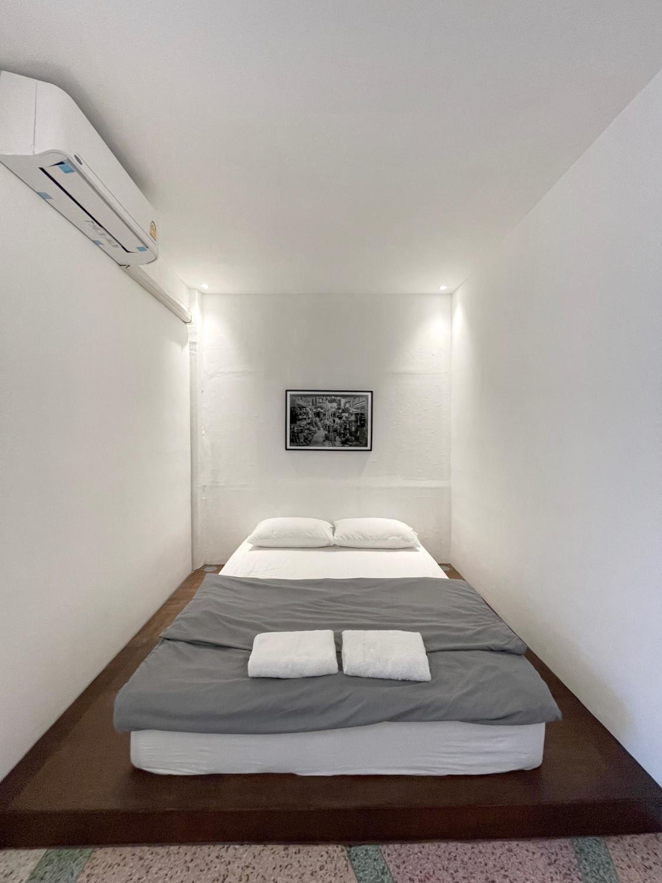 Deluxe Double Room with Bath - Photo 7