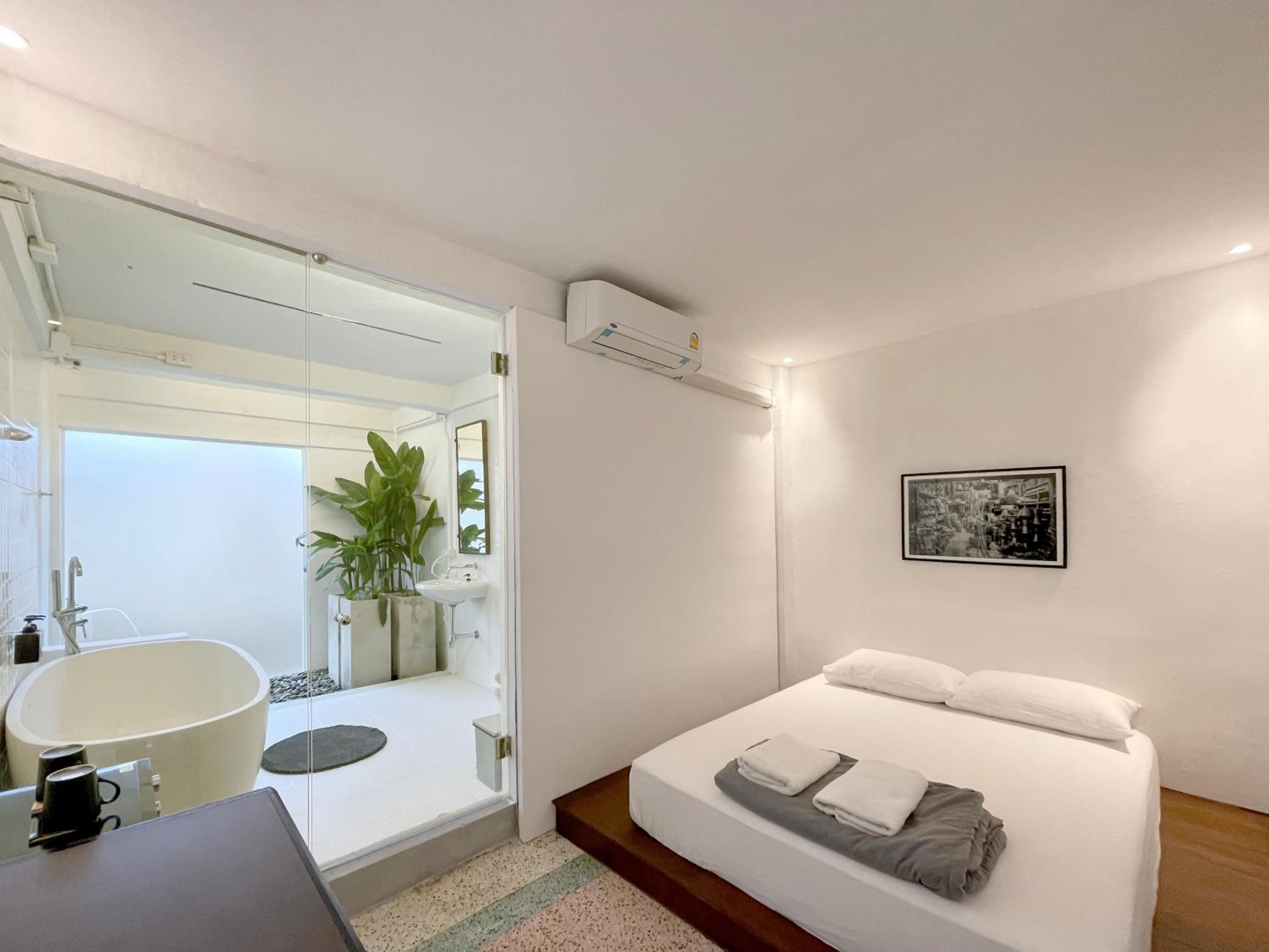 Deluxe Double Room with Bath - Photo 1