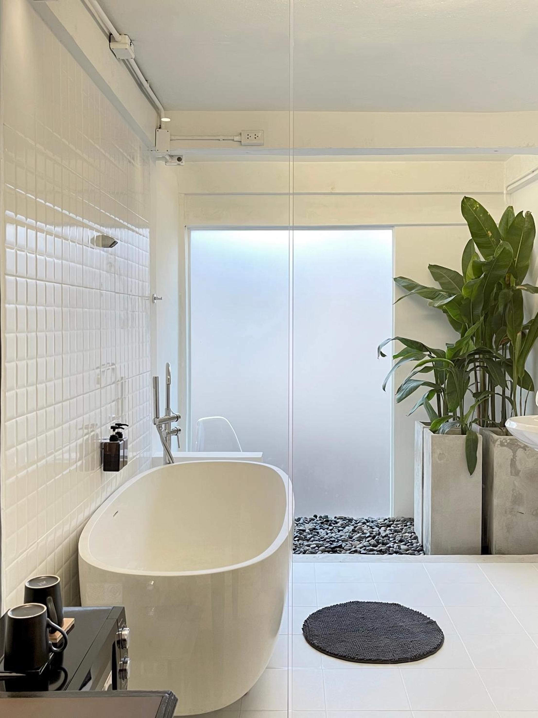 Deluxe Double Room with Bath - Photo 4