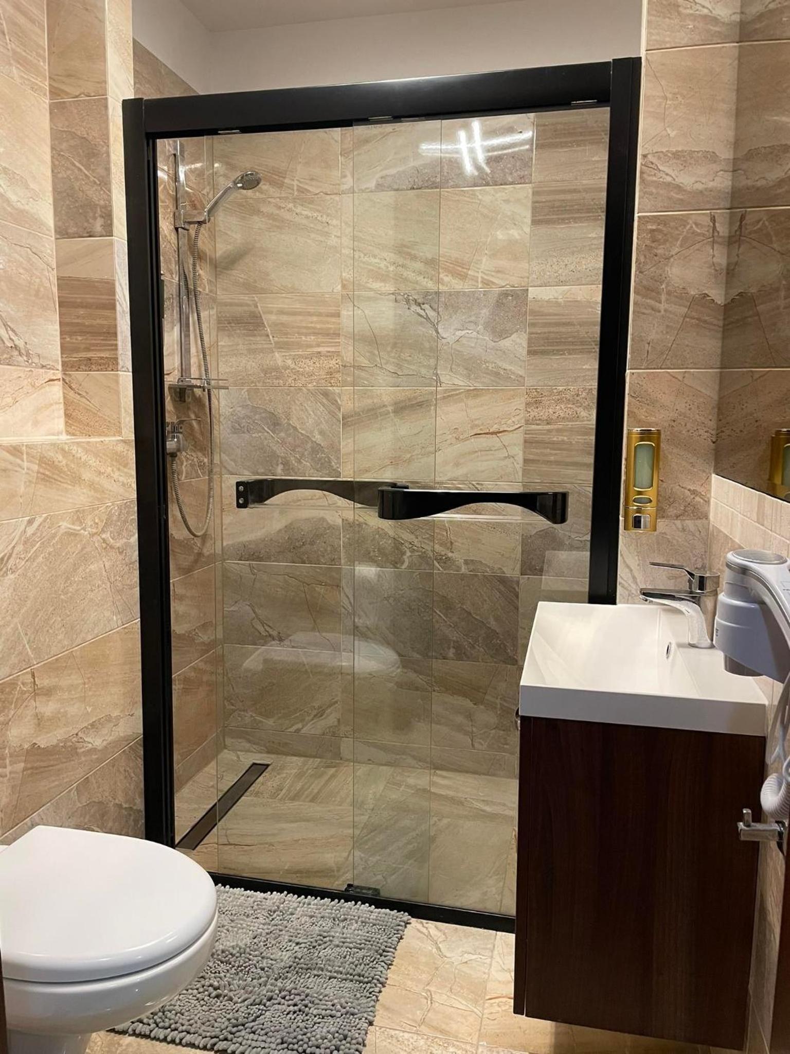 Twin Room with Private Bathroom - Photo 2