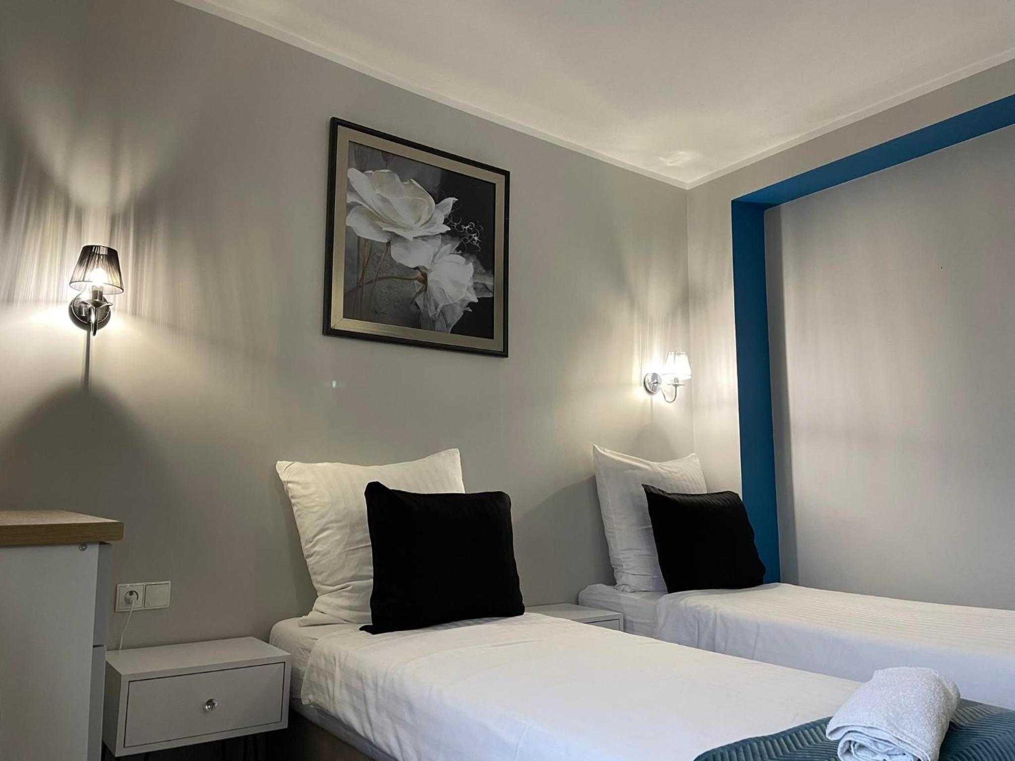 Twin Room with Private Bathroom - Photo 3