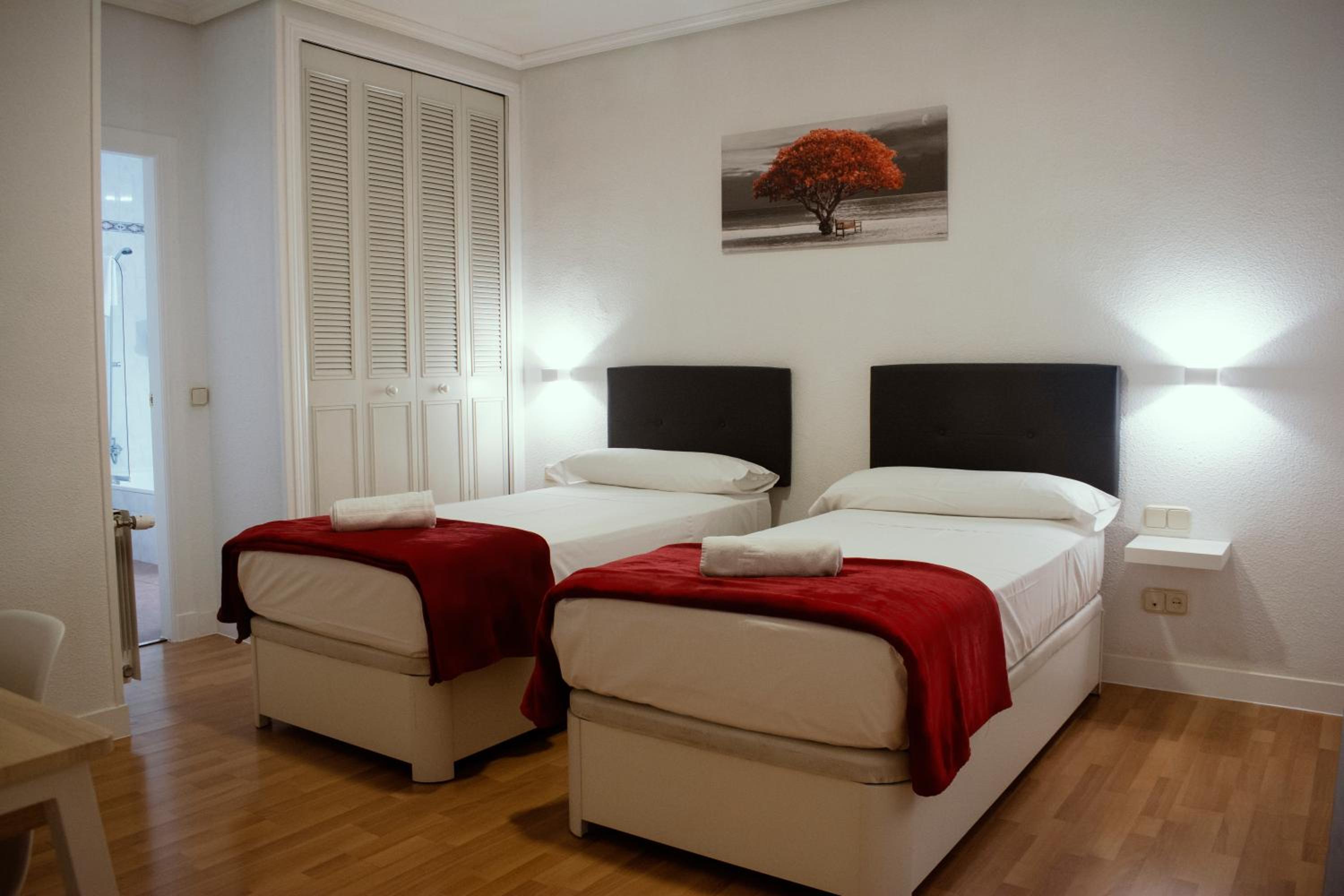 Twin Room with Private Bathroom - Photo 5