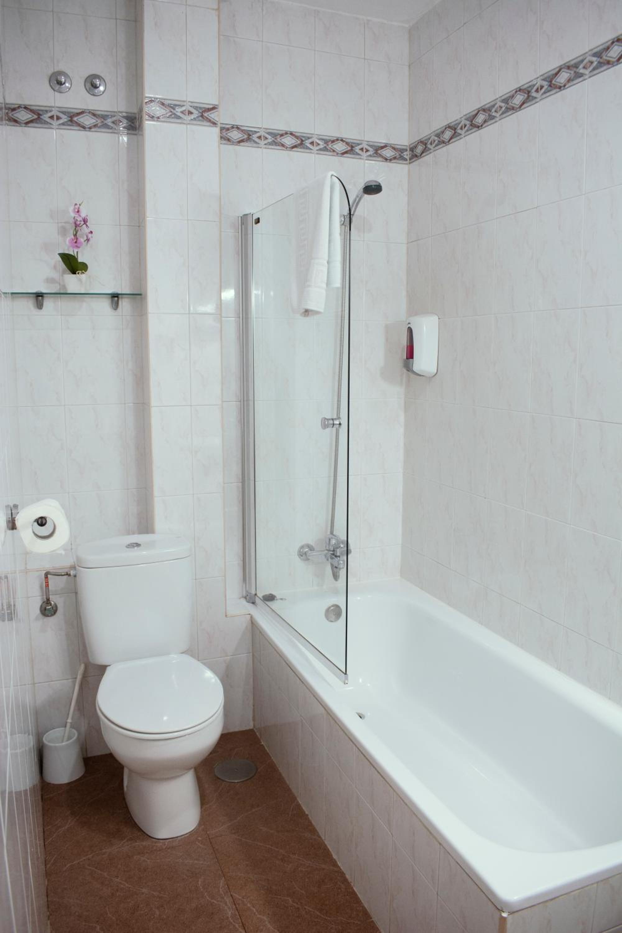 Twin Room with Private Bathroom - Photo 6