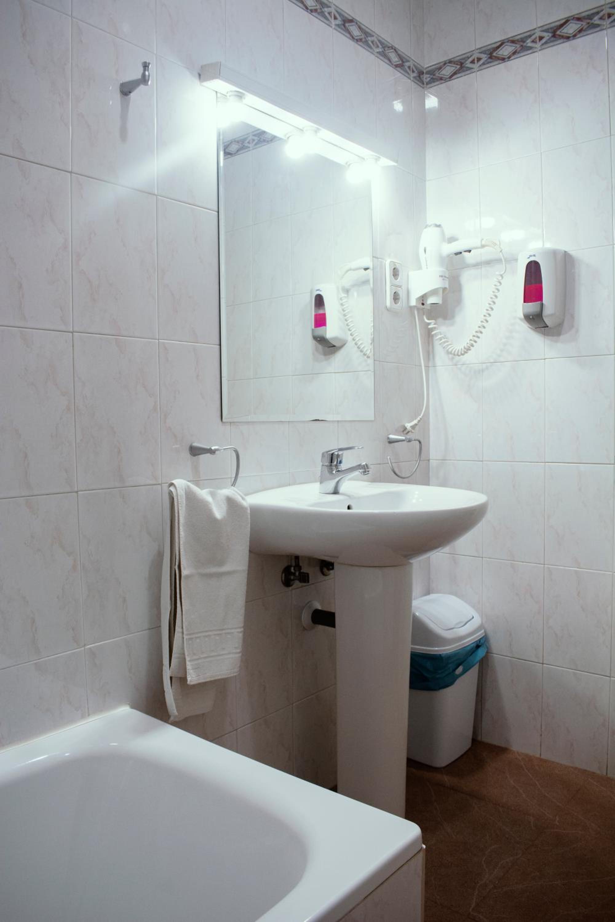 Twin Room with Private Bathroom - Photo 8