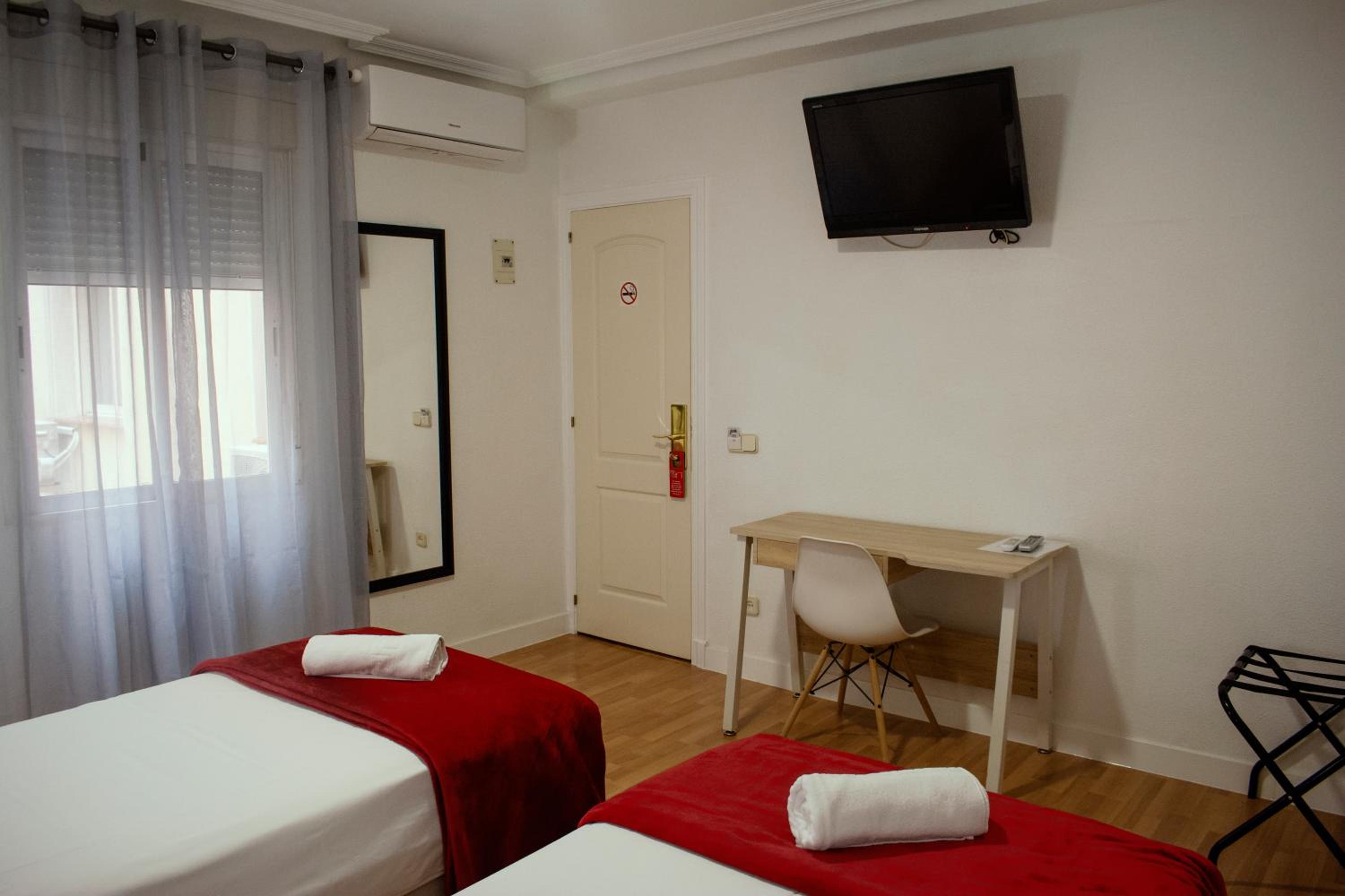 Twin Room with Private Bathroom - Photo 7