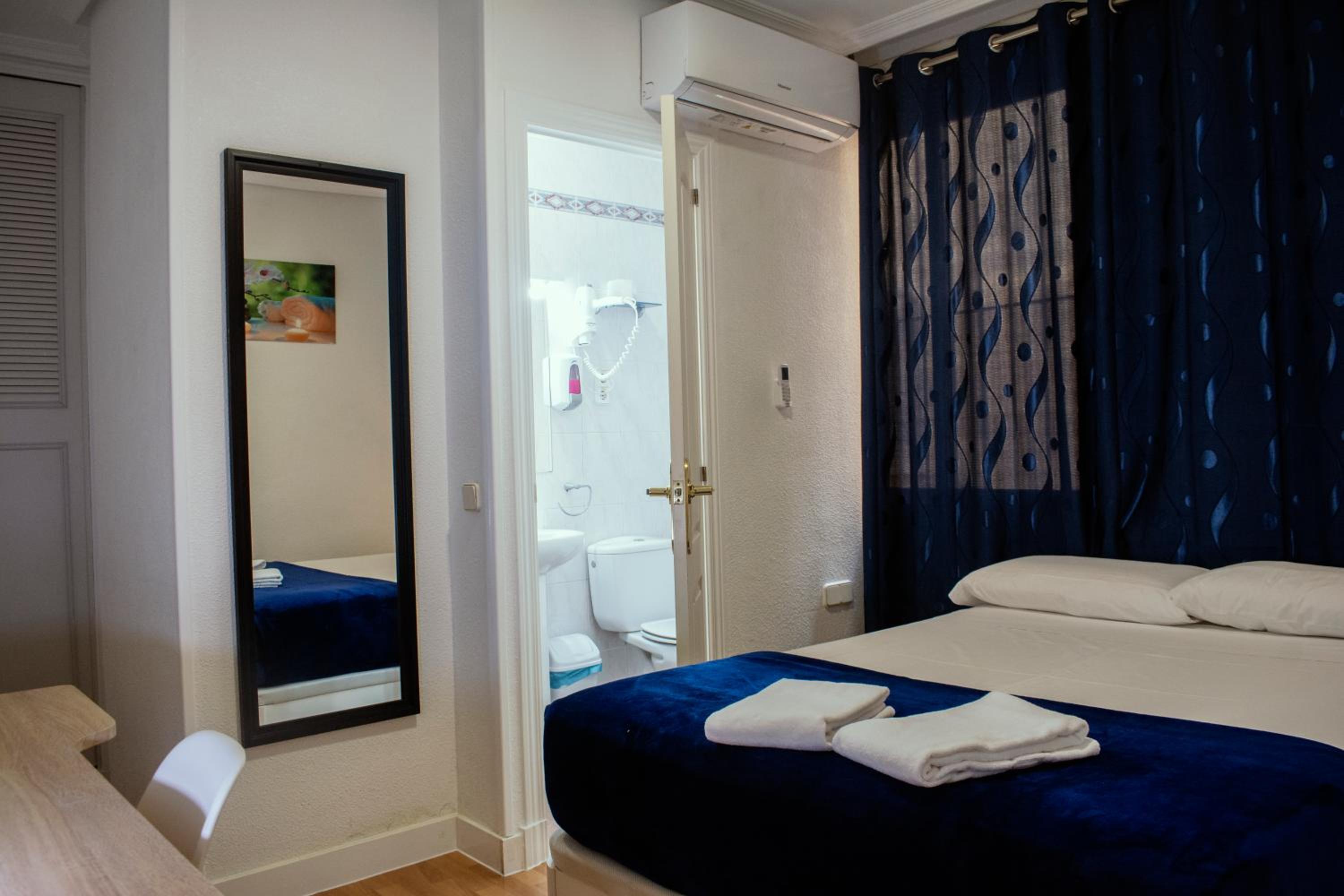 Double Room with Private Bathroom - Photo 3