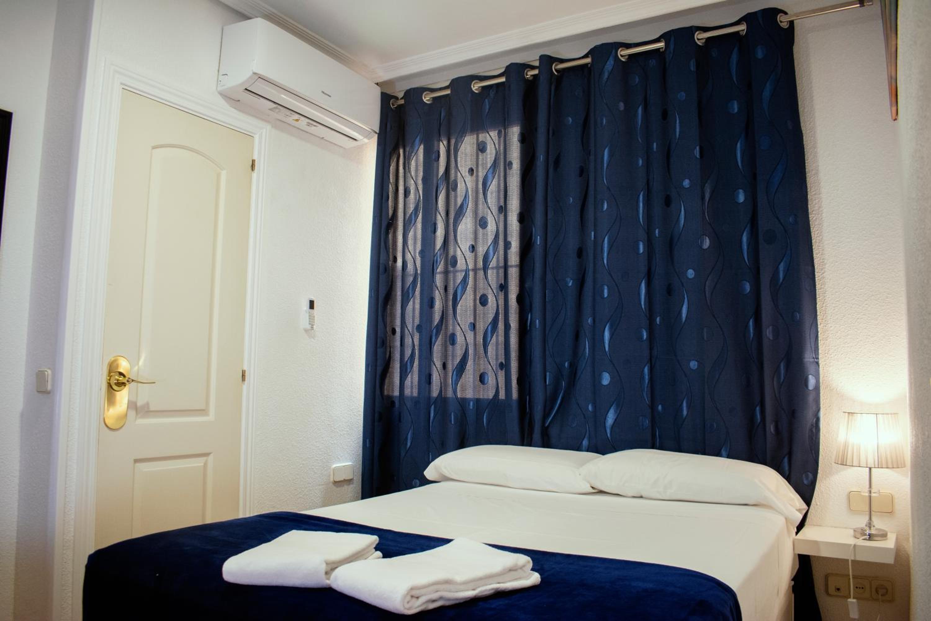 Double Room with Private Bathroom - Photo 4