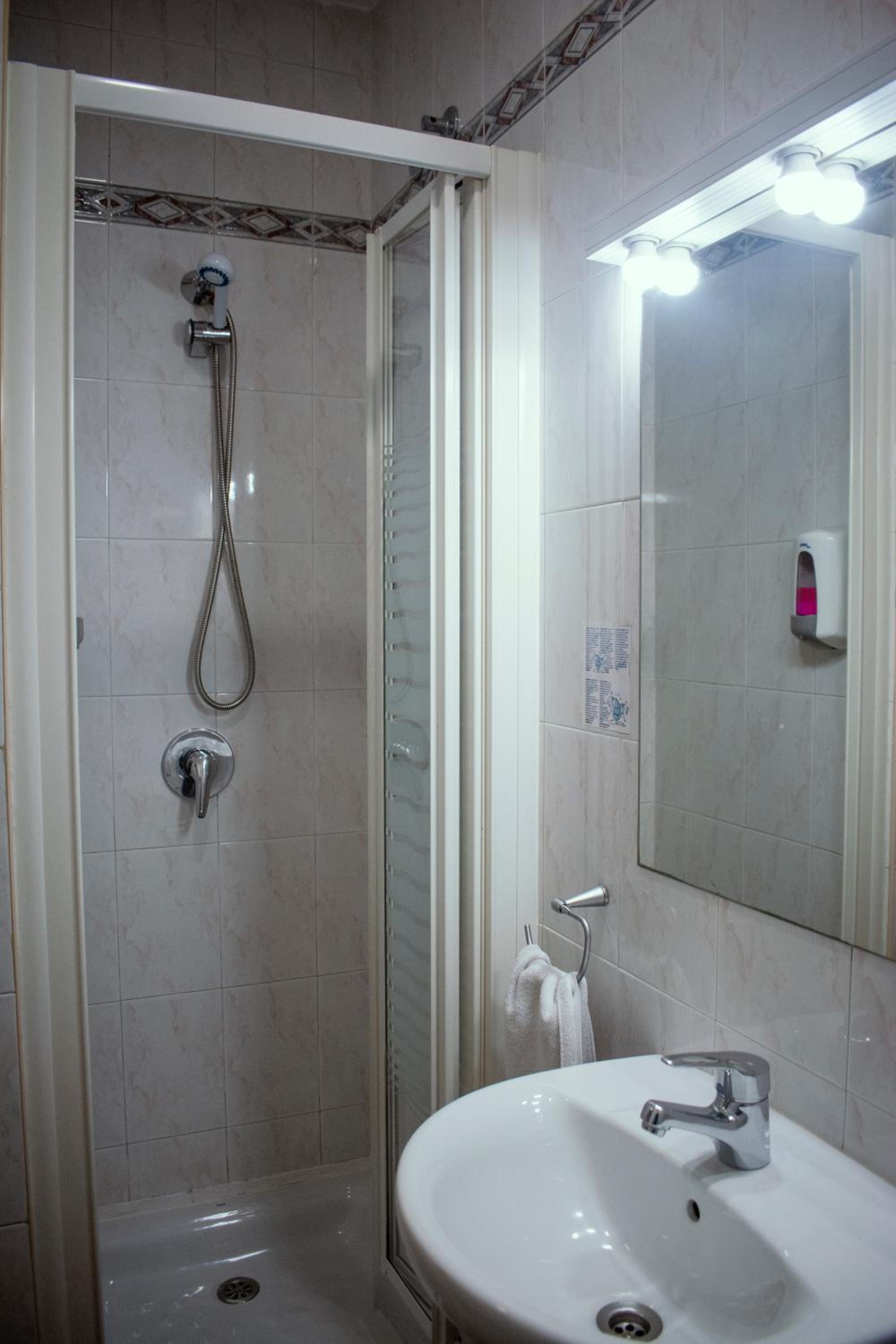Double Room with Private Bathroom - Photo 2