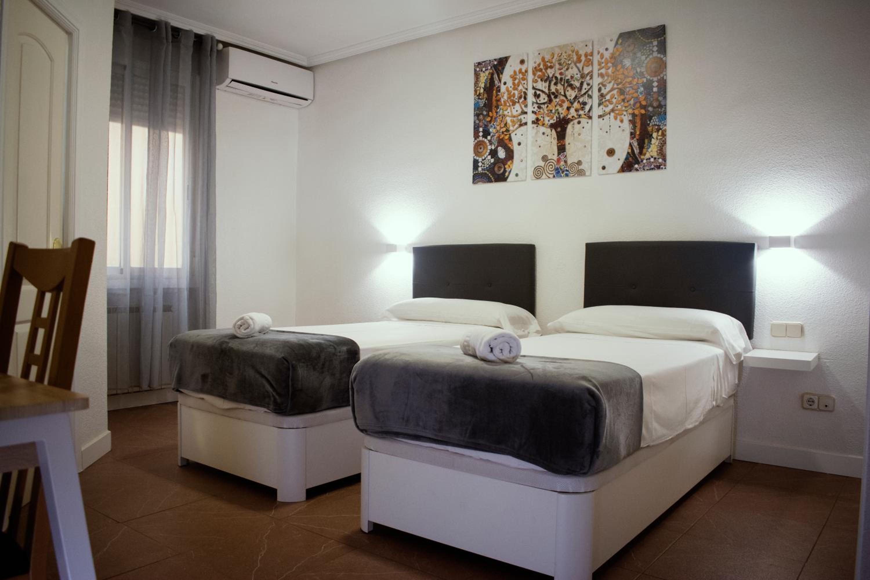 Twin Room with Private Bathroom - Photo 1