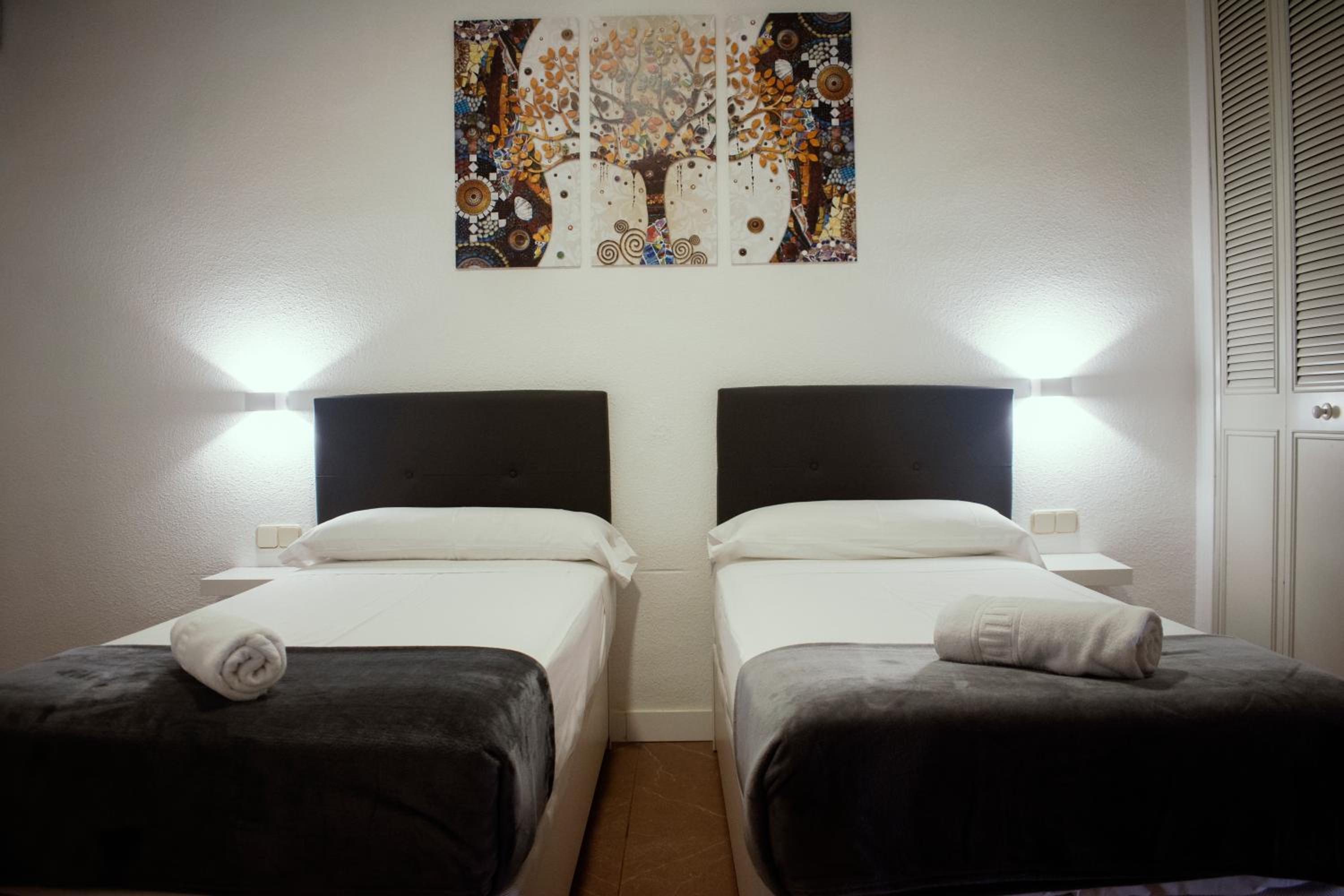 Twin Room with Private Bathroom - Photo 2