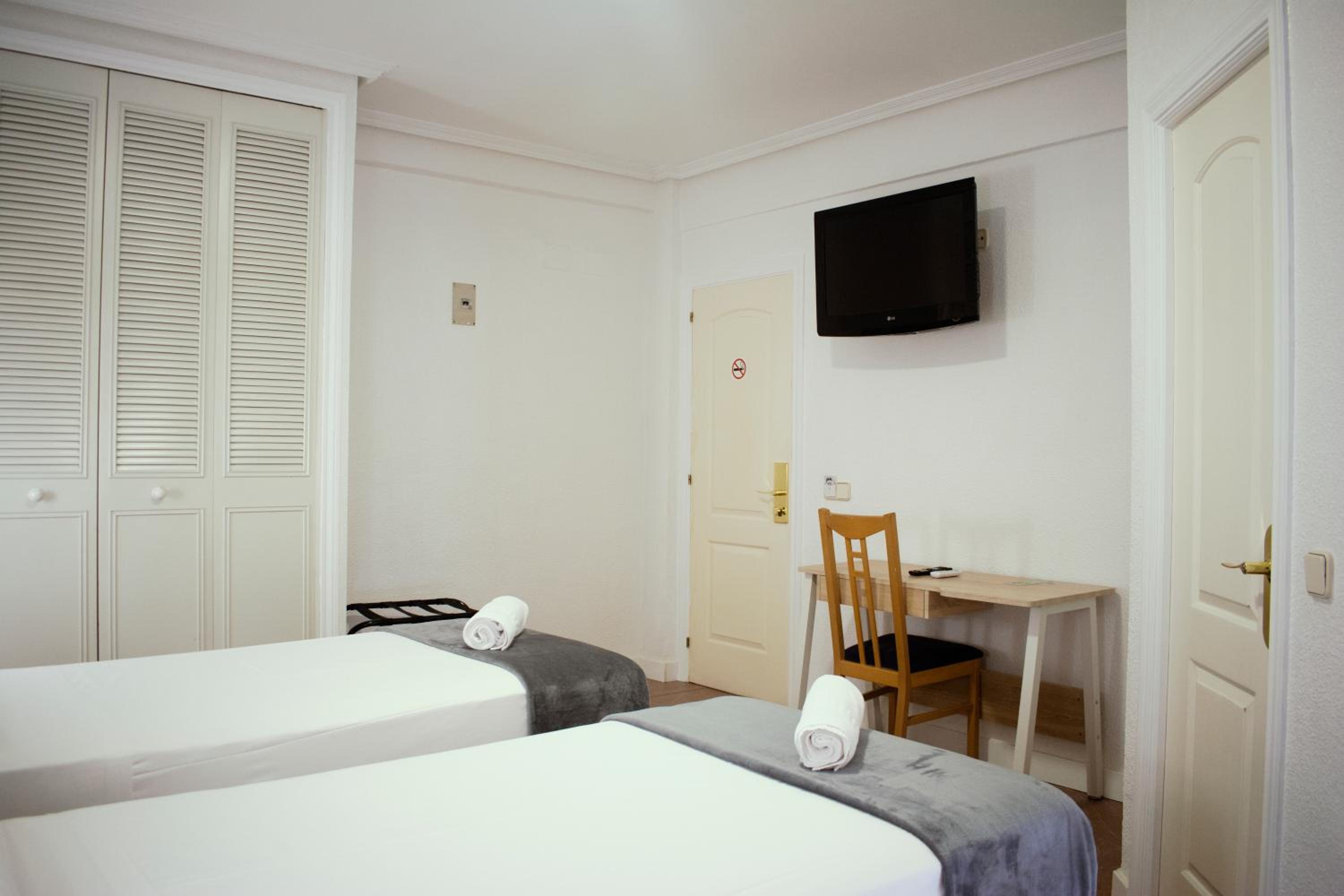 Twin Room with Private Bathroom - Photo 3