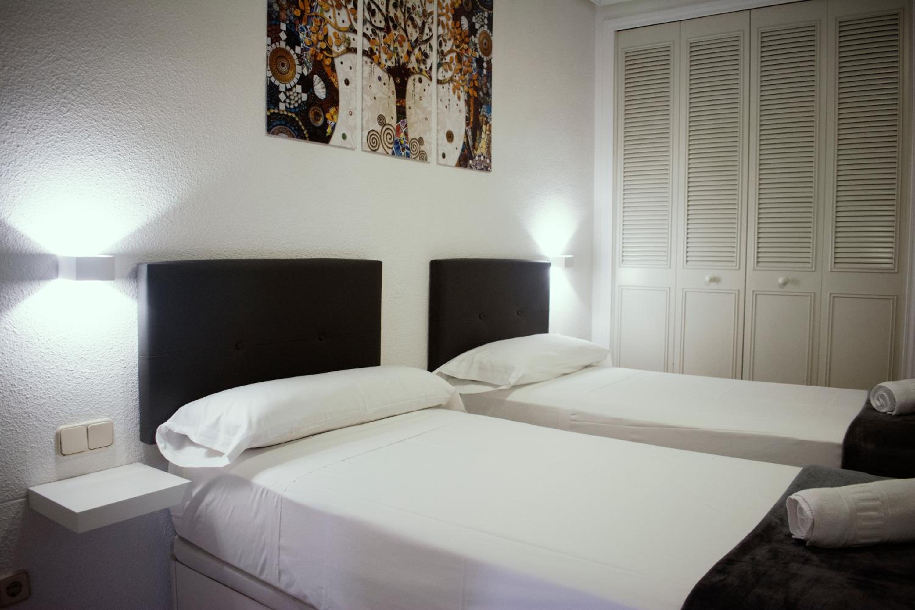 Twin Room with Private Bathroom - Photo 4
