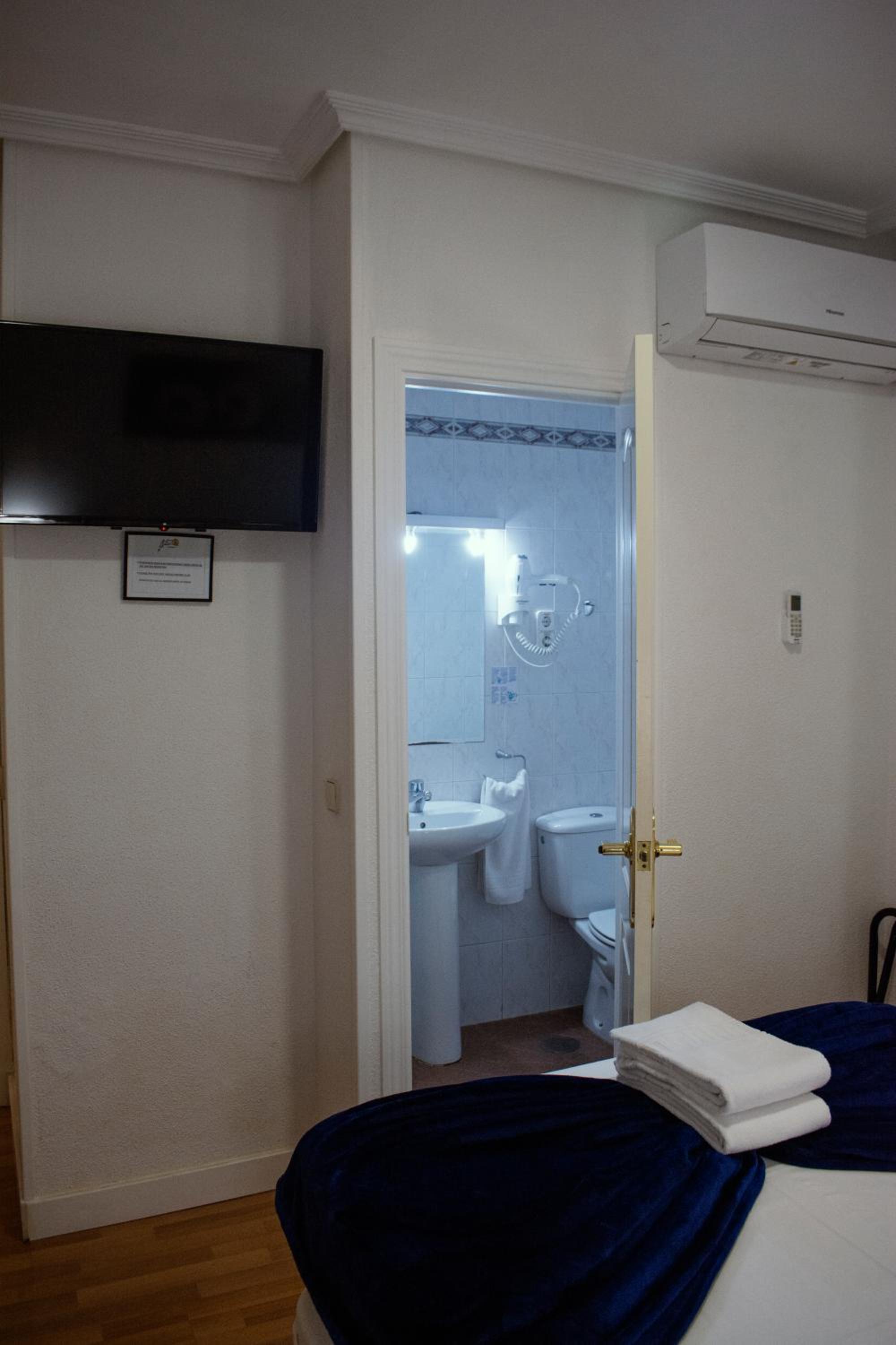 Double Room with Private Bathroom - Photo 5