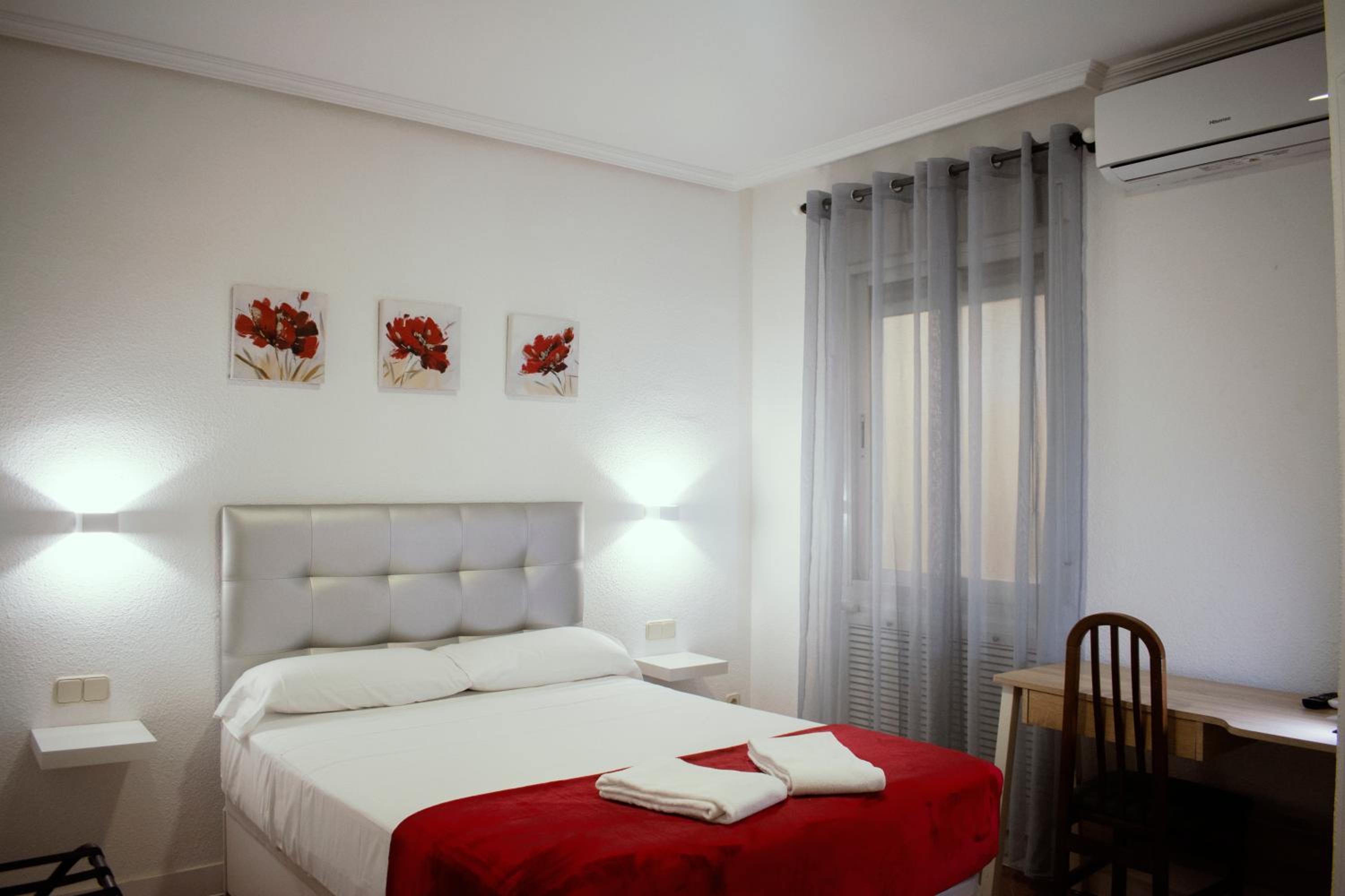 Double Room with Private Bathroom - Photo 10
