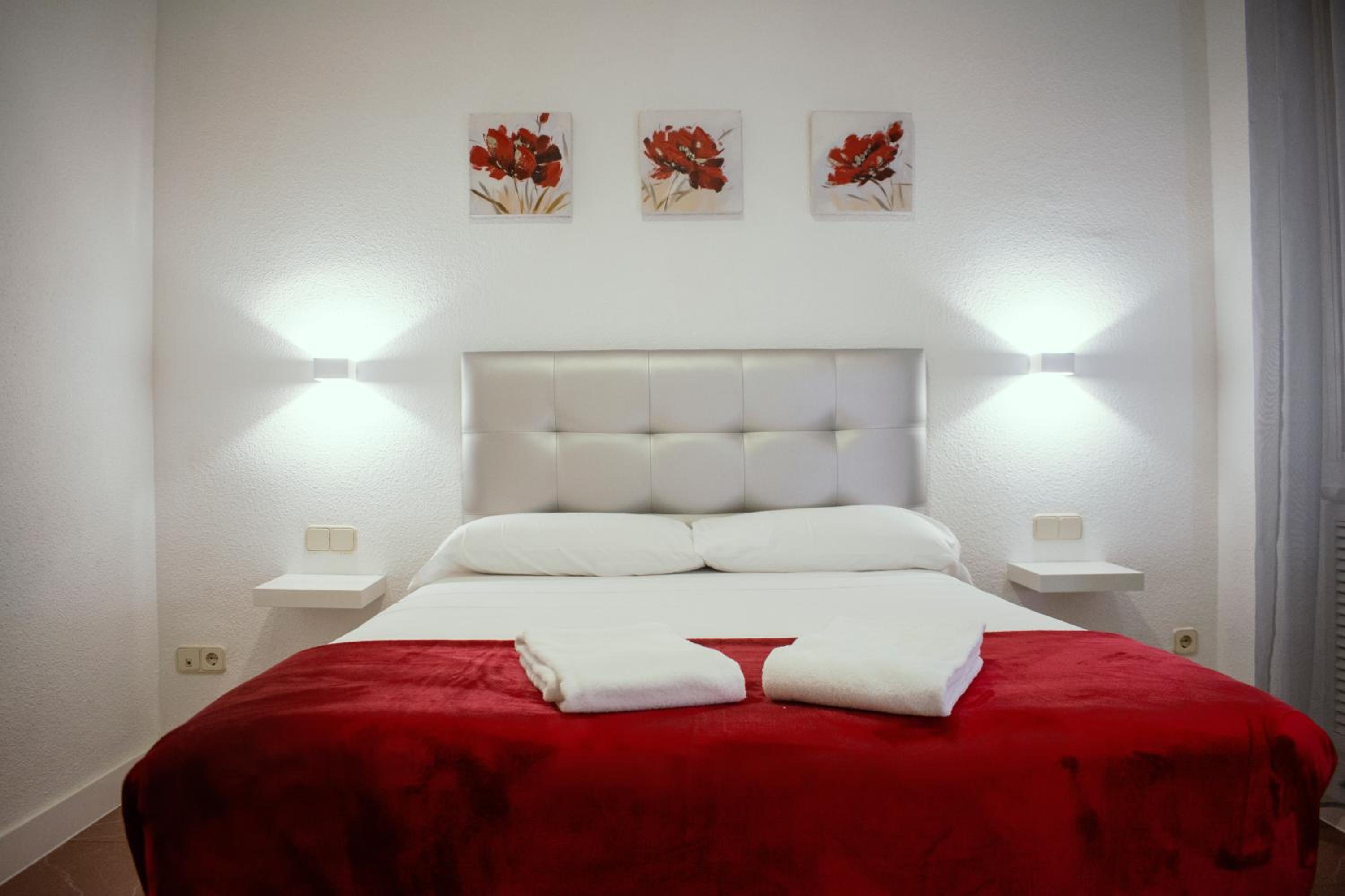 Double Room with Private Bathroom - Photo 9