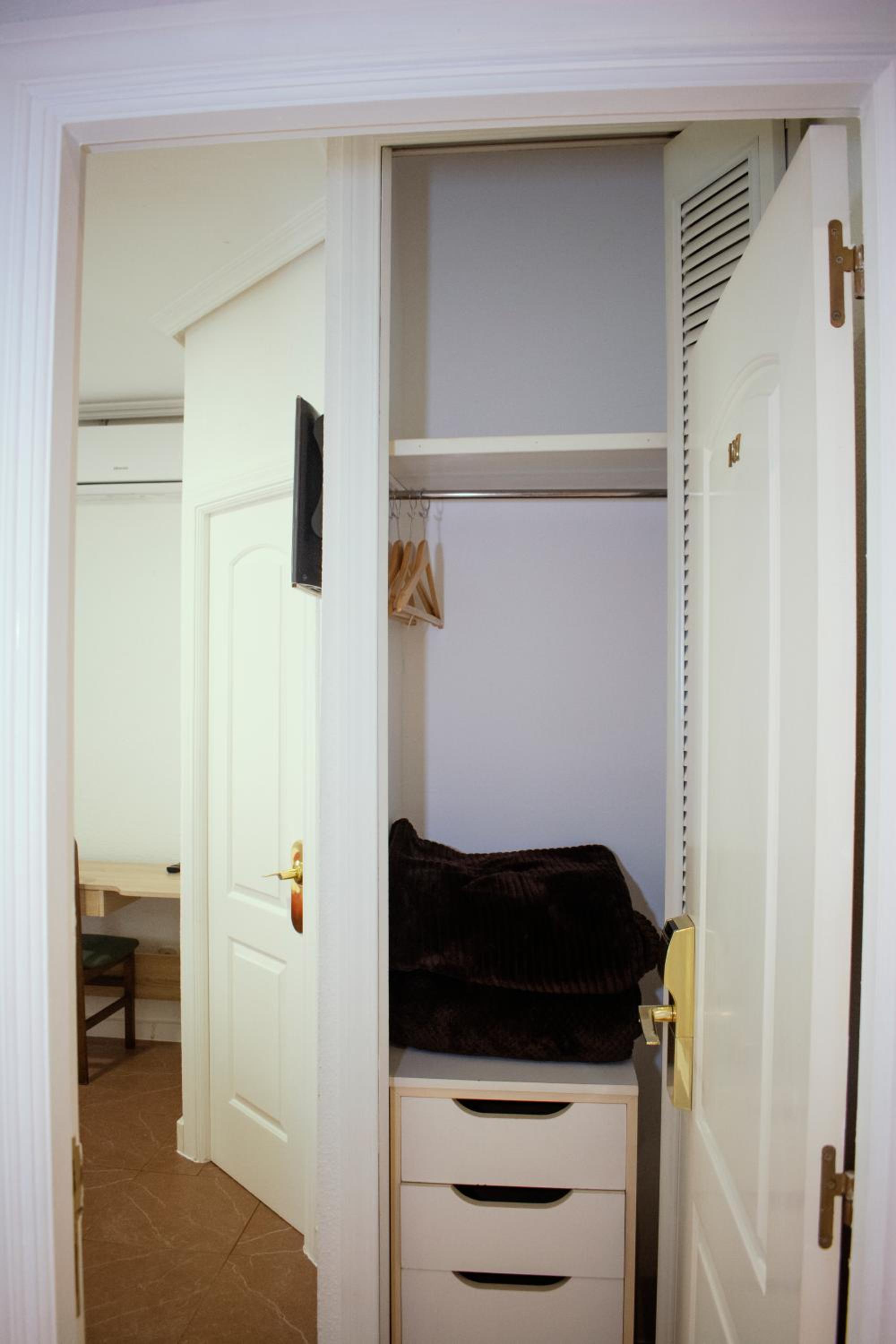 Double Room with Private Bathroom - Photo 7