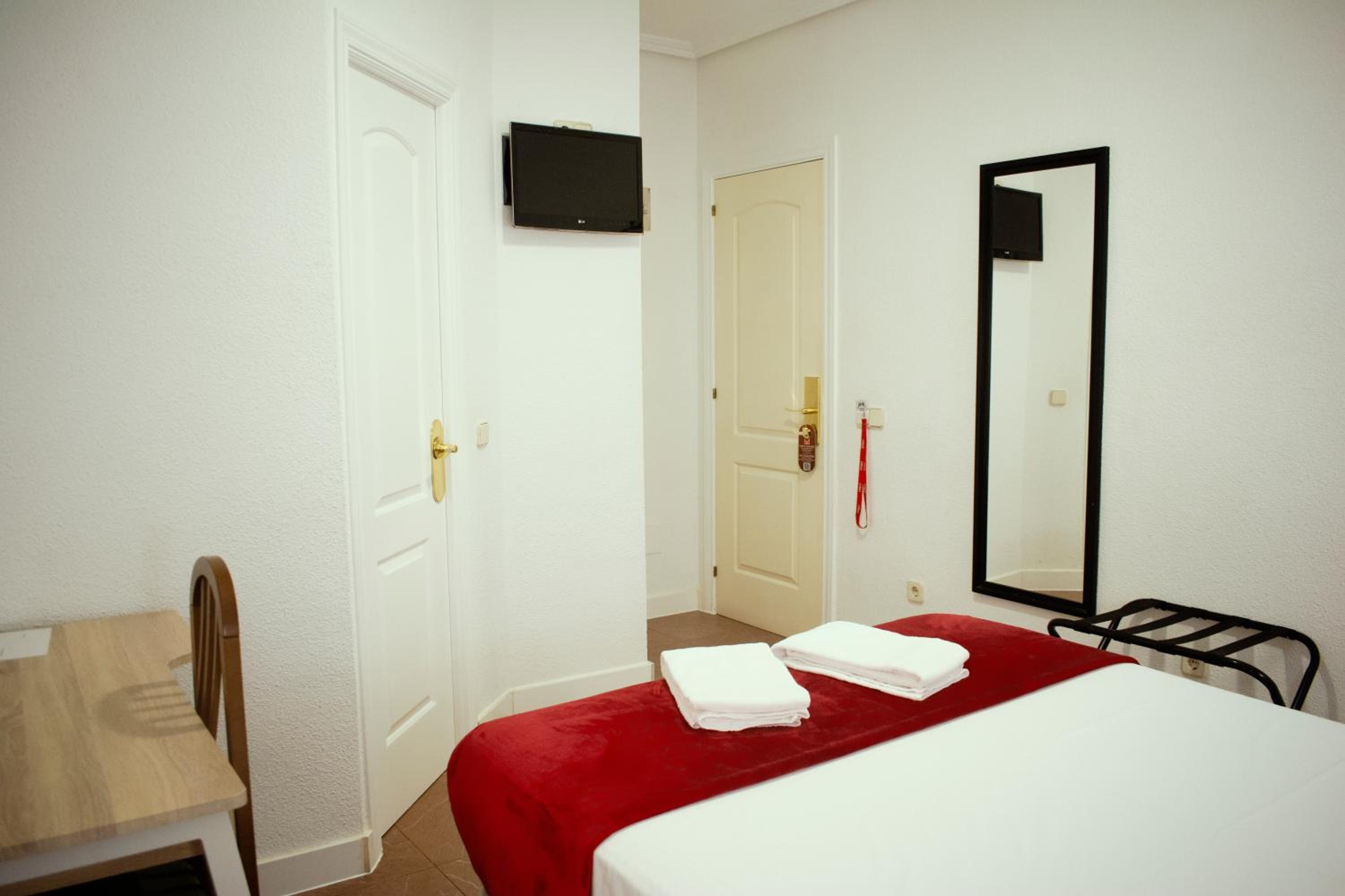 Double Room with Private Bathroom - Photo 6