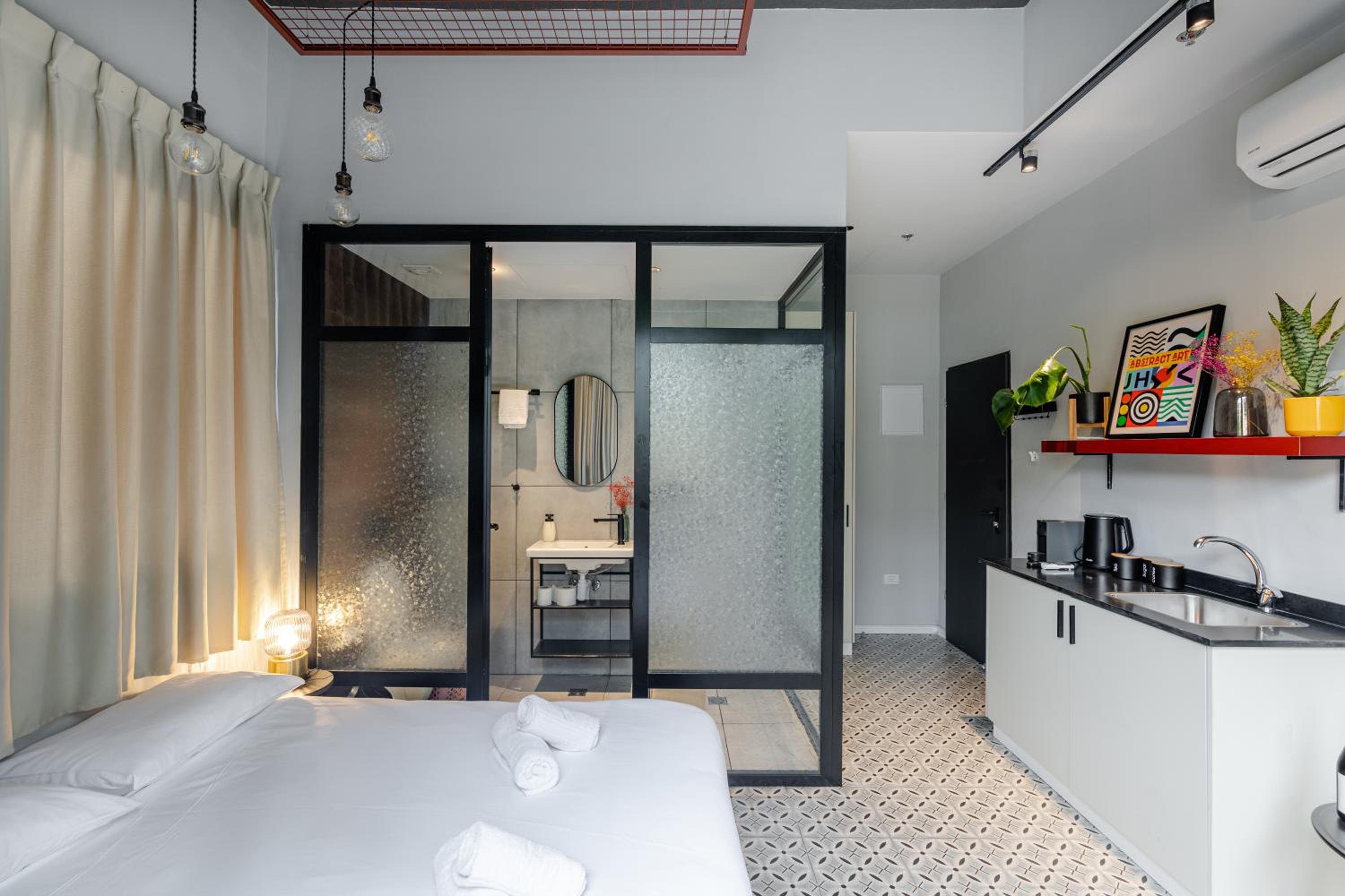 Deluxe Double Room with Balcony - Photo 9
