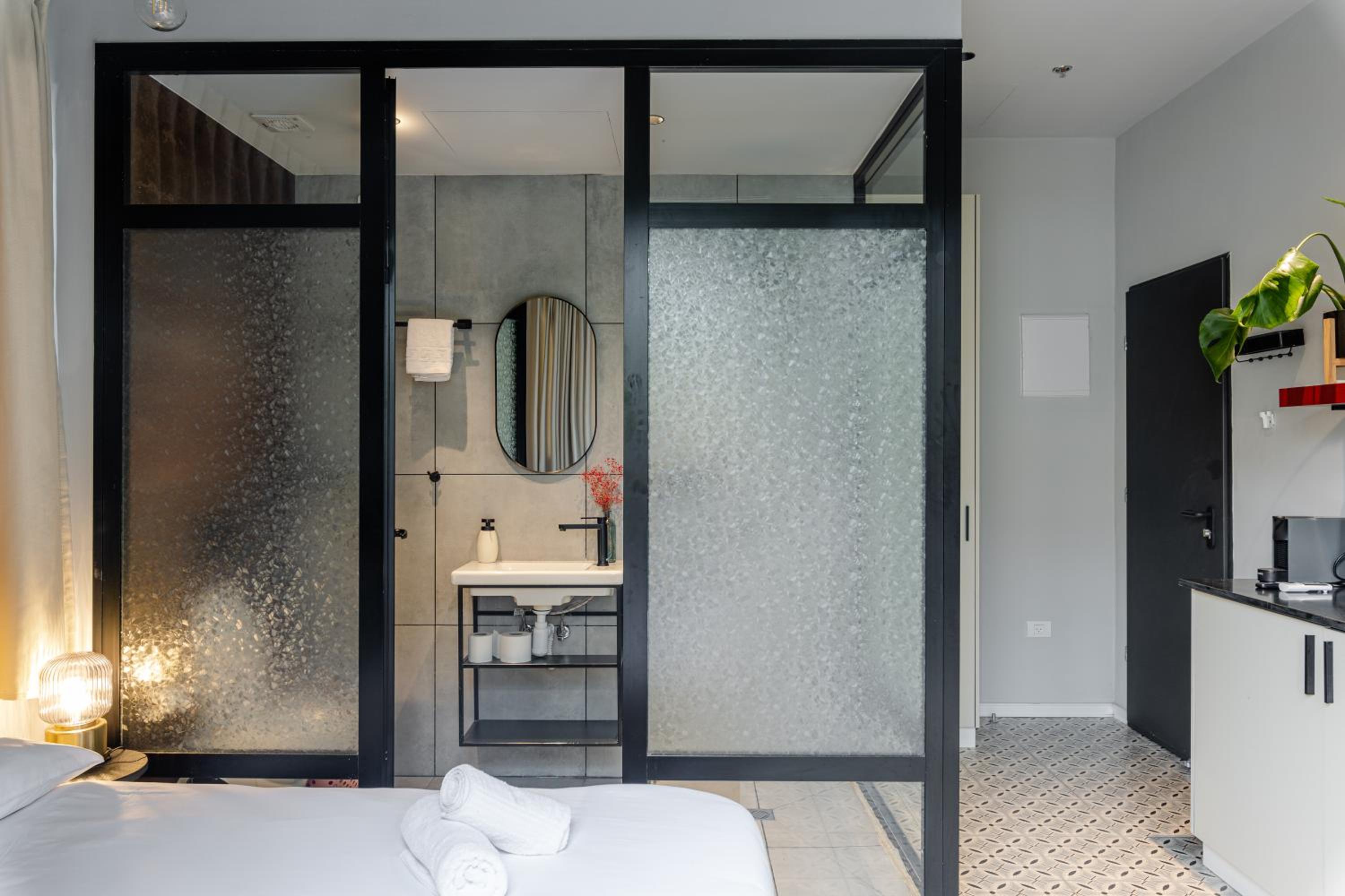 Deluxe Double Room with Balcony - Photo 5