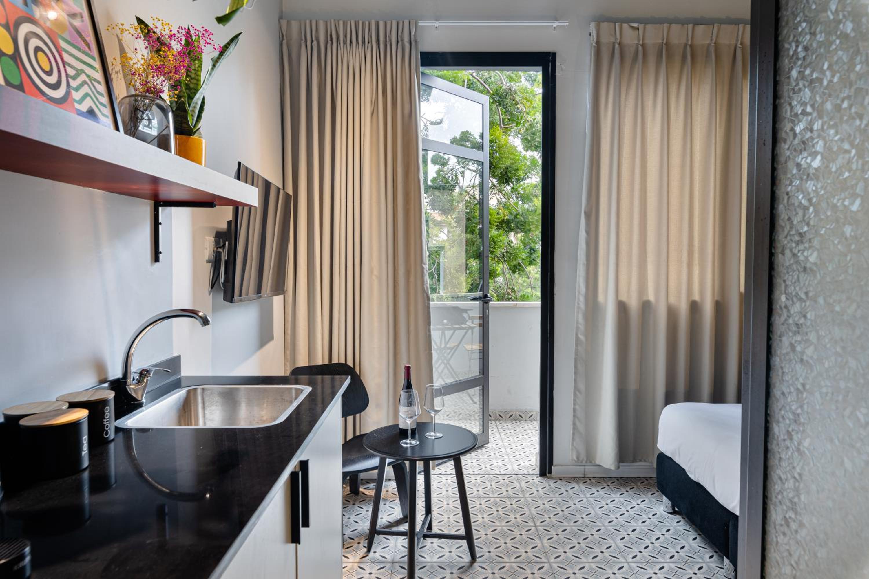 Deluxe Double Room with Balcony - Photo 3