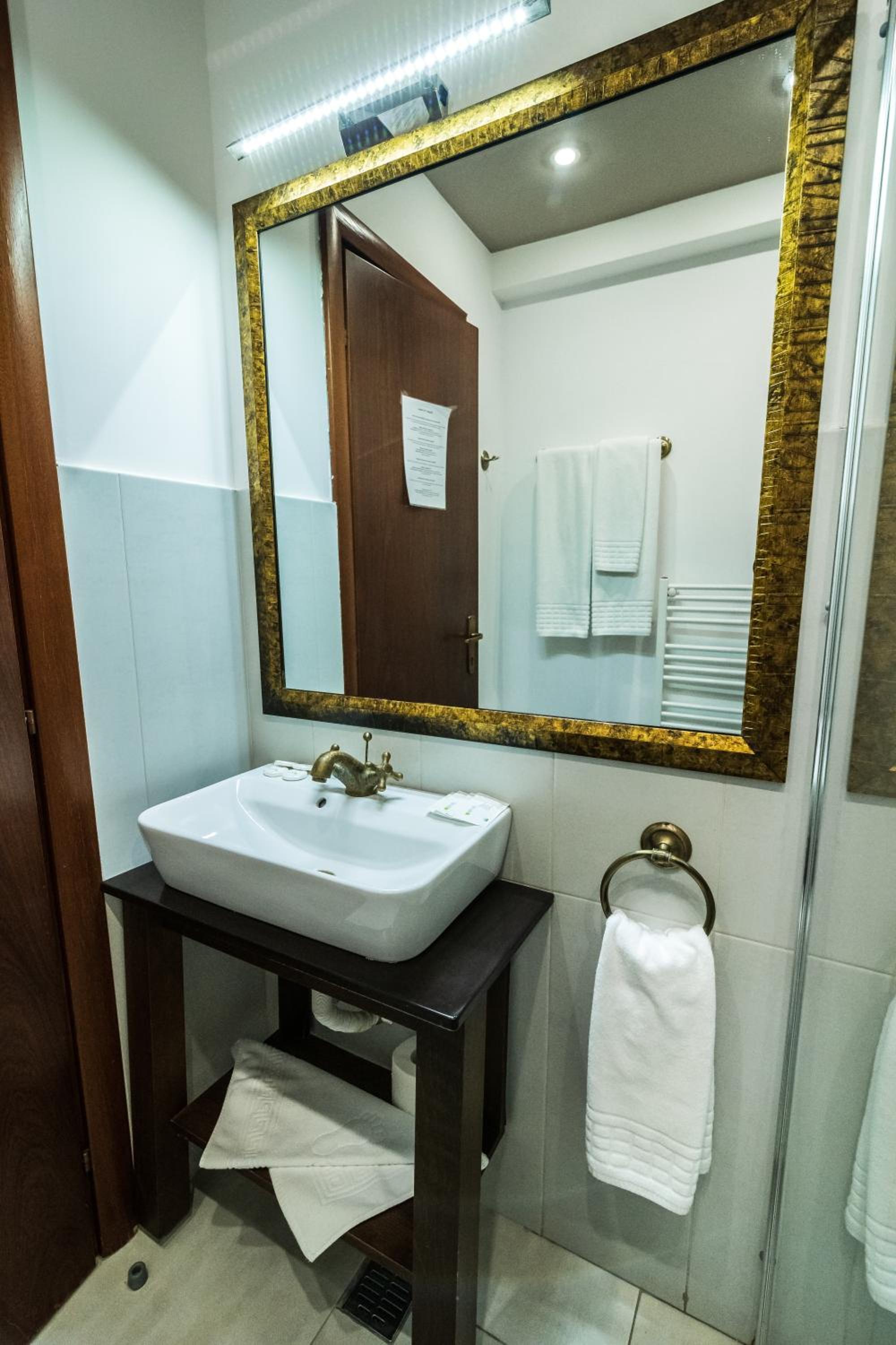 Double or Twin Room photo 3