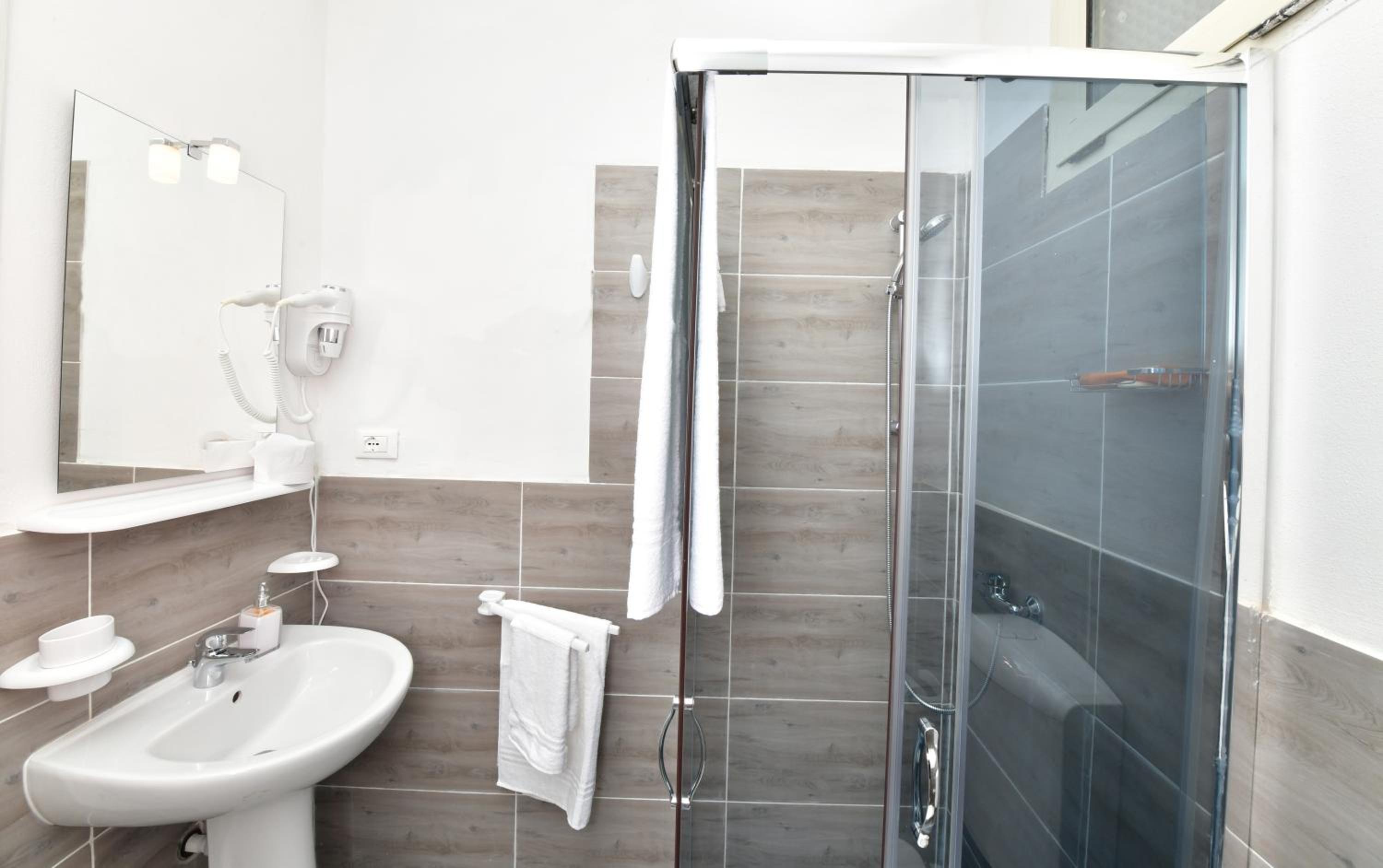Family Room with Private Bathroom - Photo 19