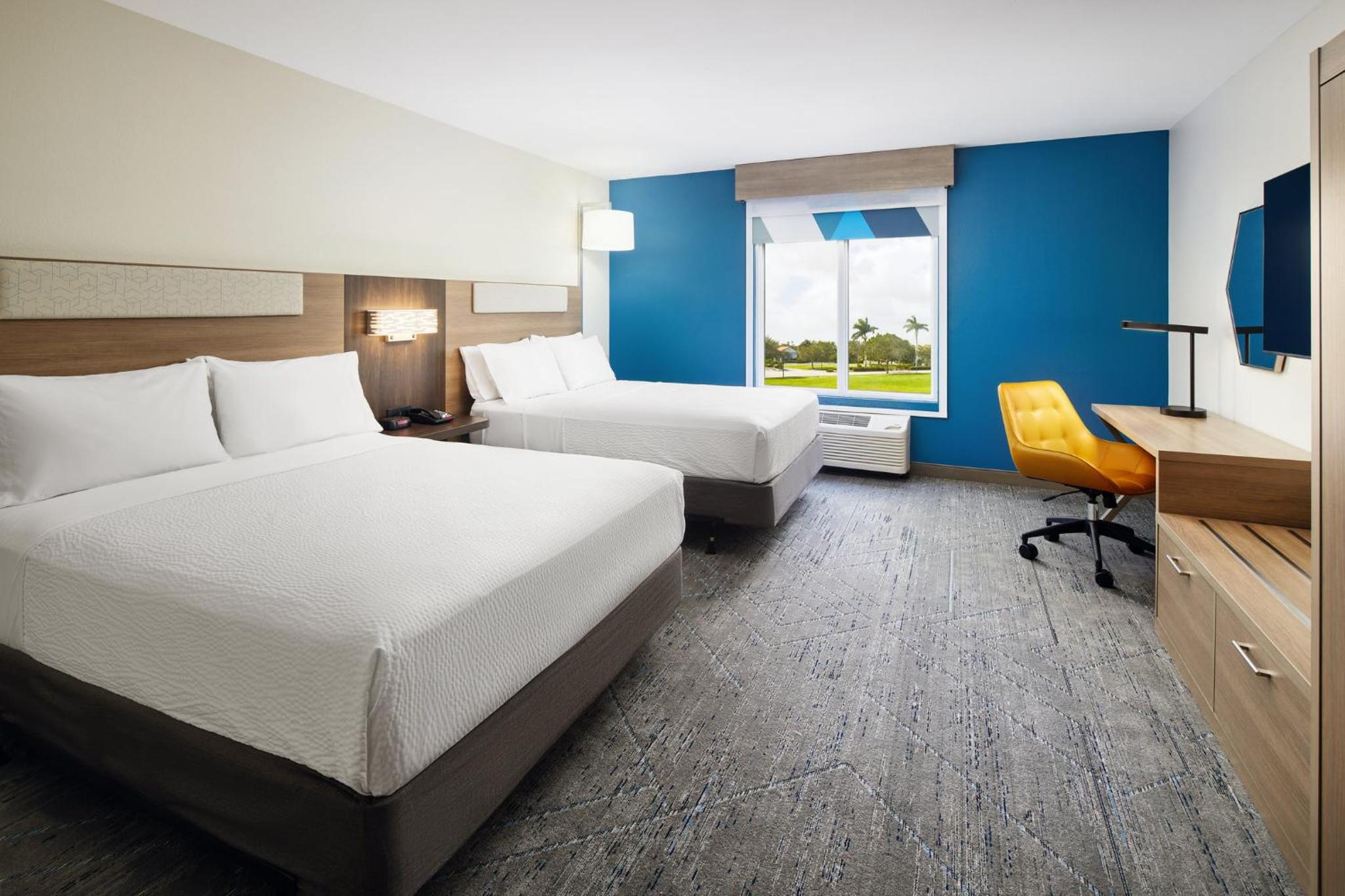 Queen Room with Two Queen Beds - Hearing Accessible - Photo 5