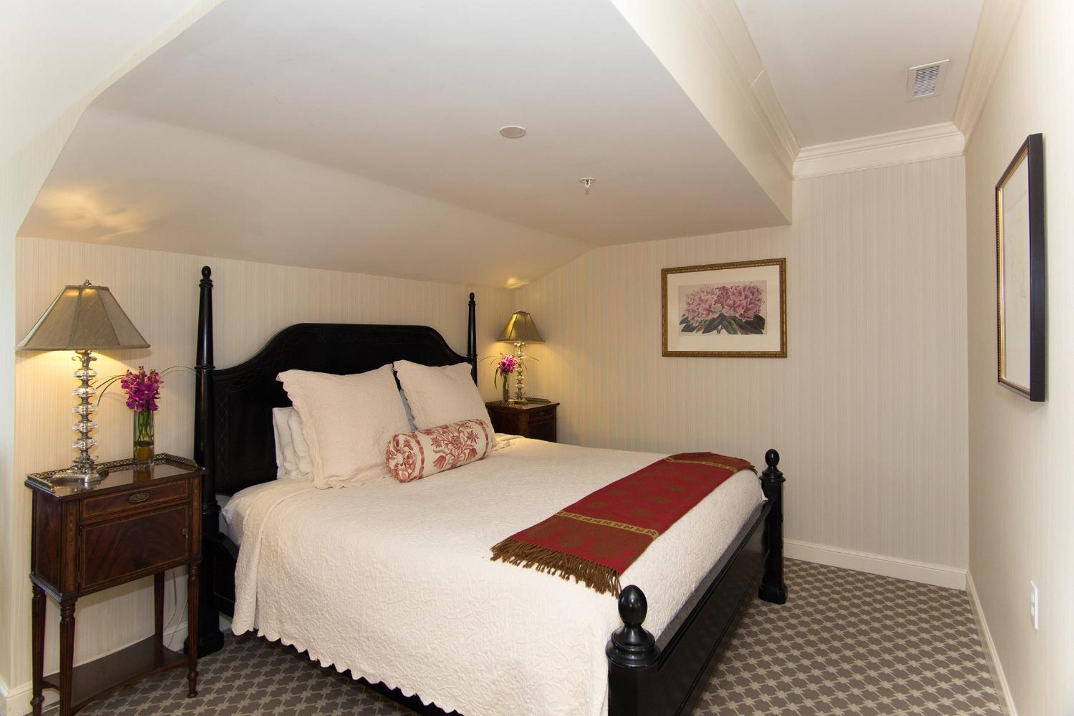 Deluxe Double Room with Side Sea View