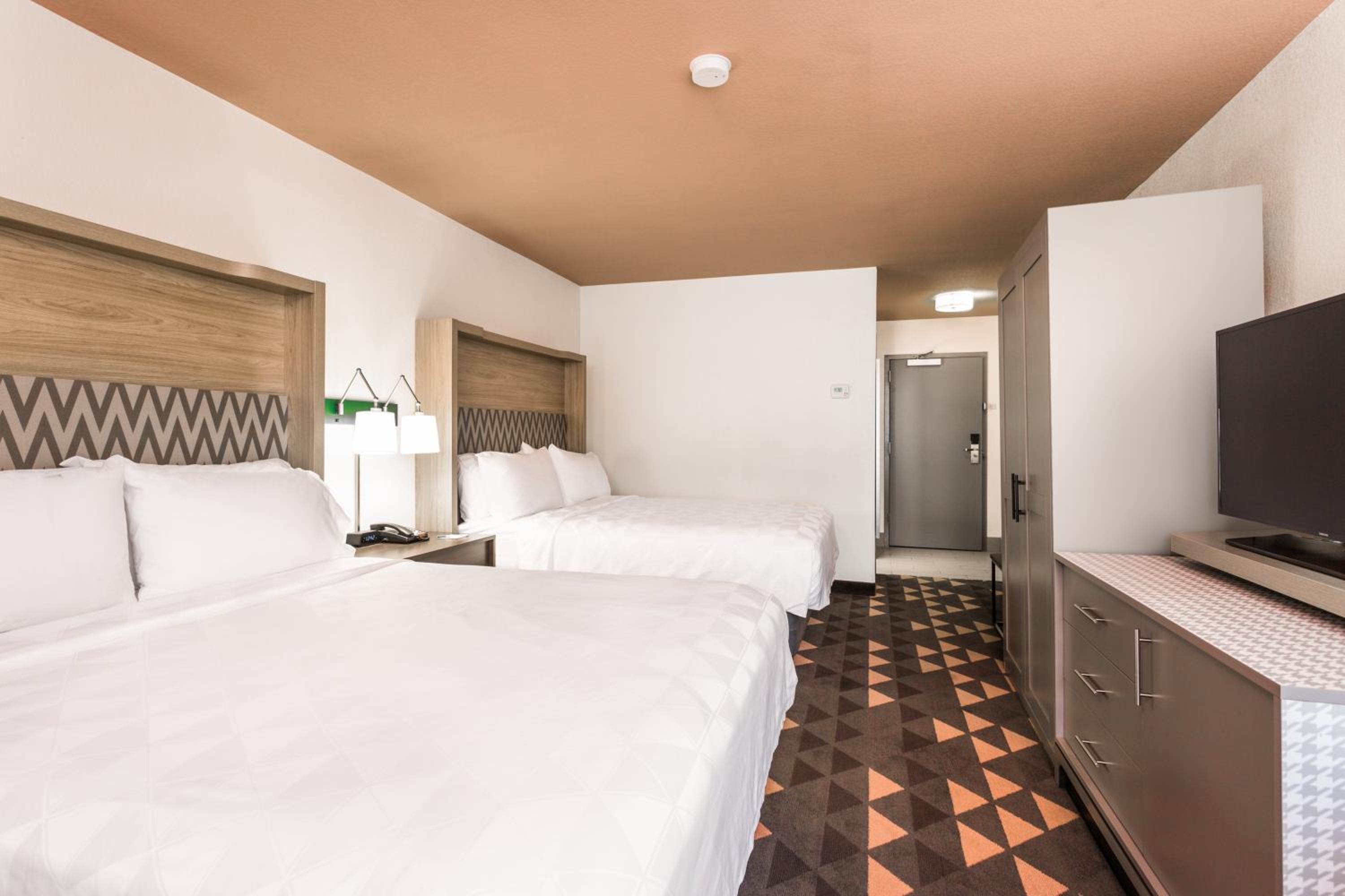 Standard Queen Room with Two Queen Beds - Photo 1