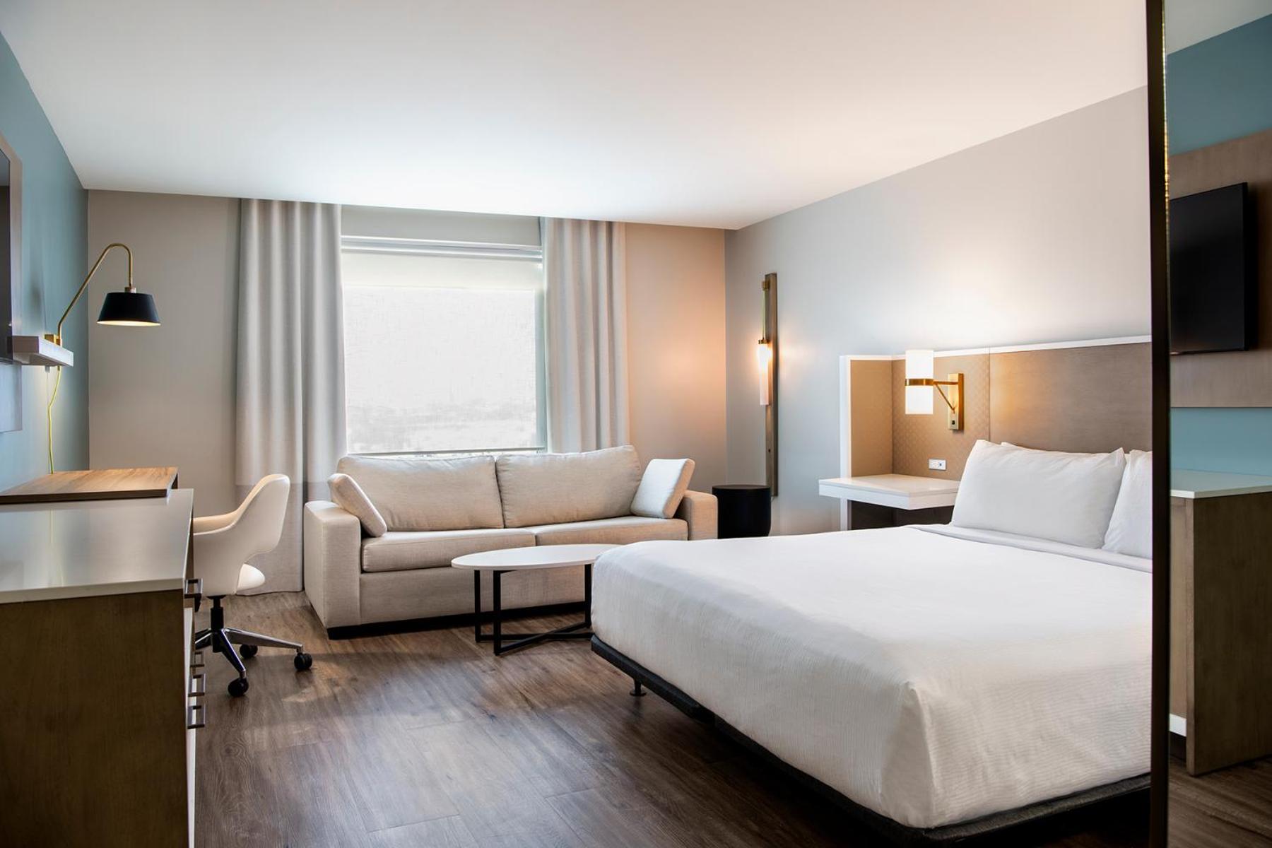 1 King Bed, Mobility Accessible Suite, Bathtub w/ Grab Bars, Non-Smoking - Photo 3