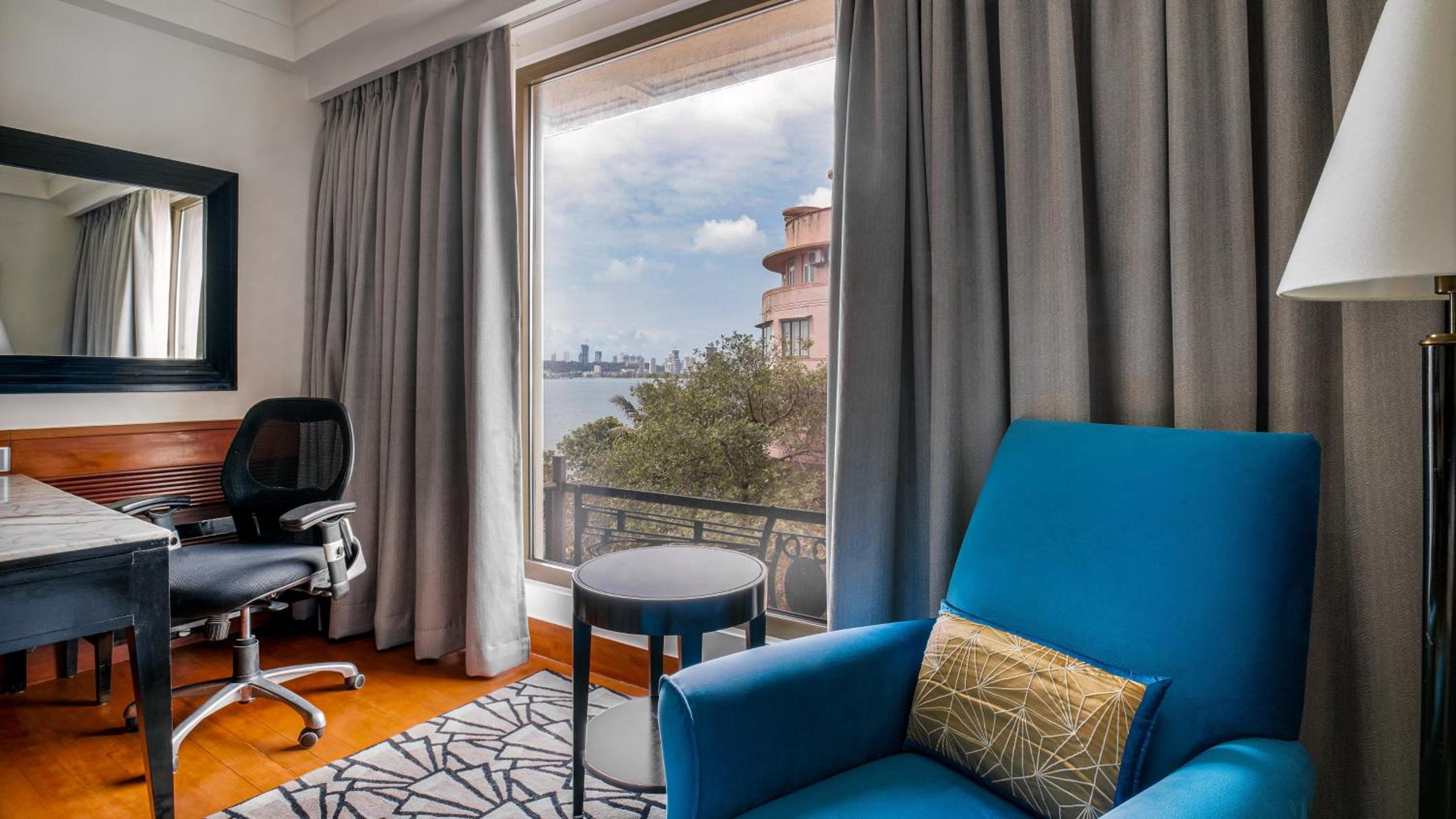 Classic King Room with Bay View - Photo 14