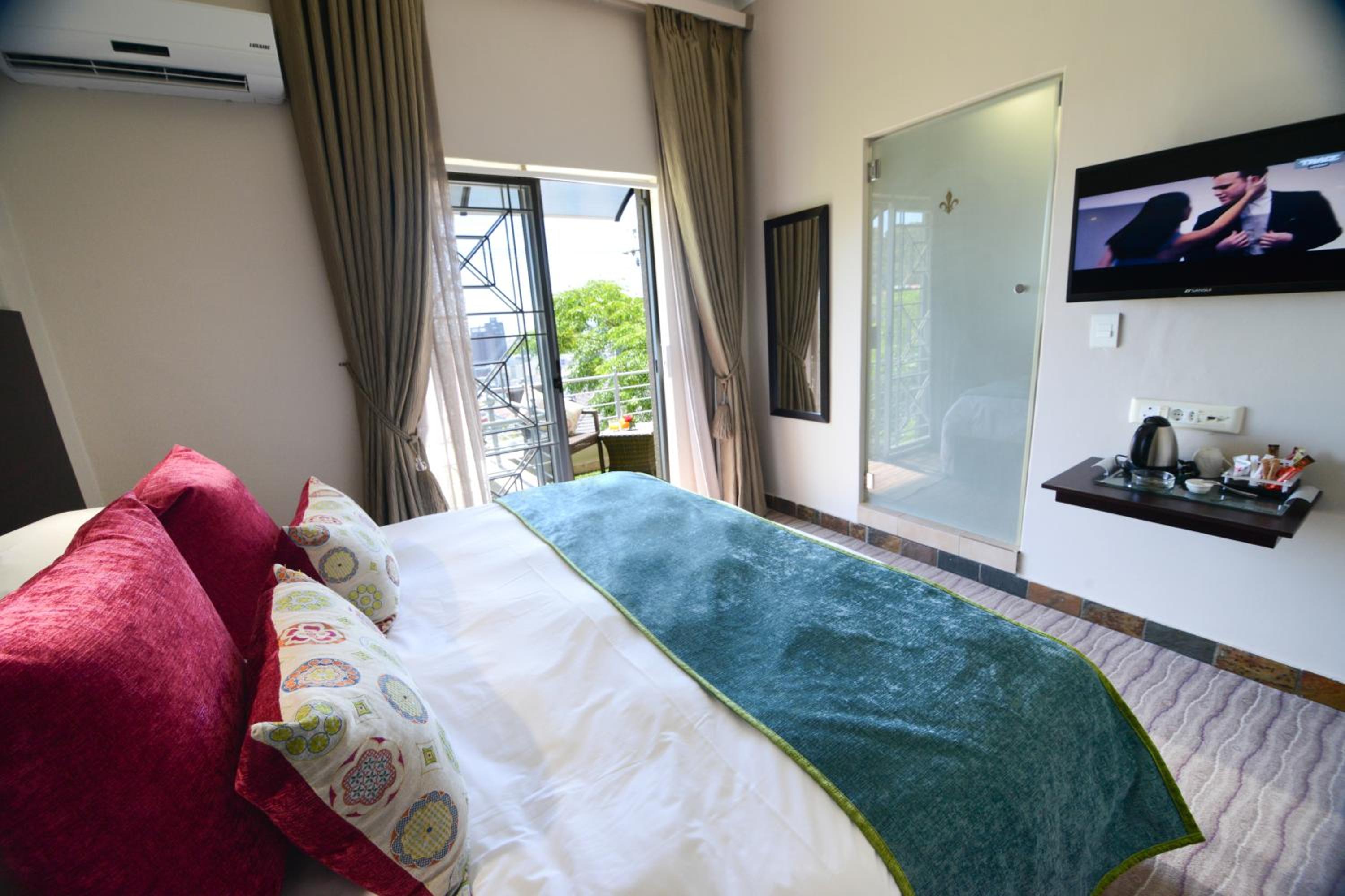 Premium Double or Twin Room - Photo 4