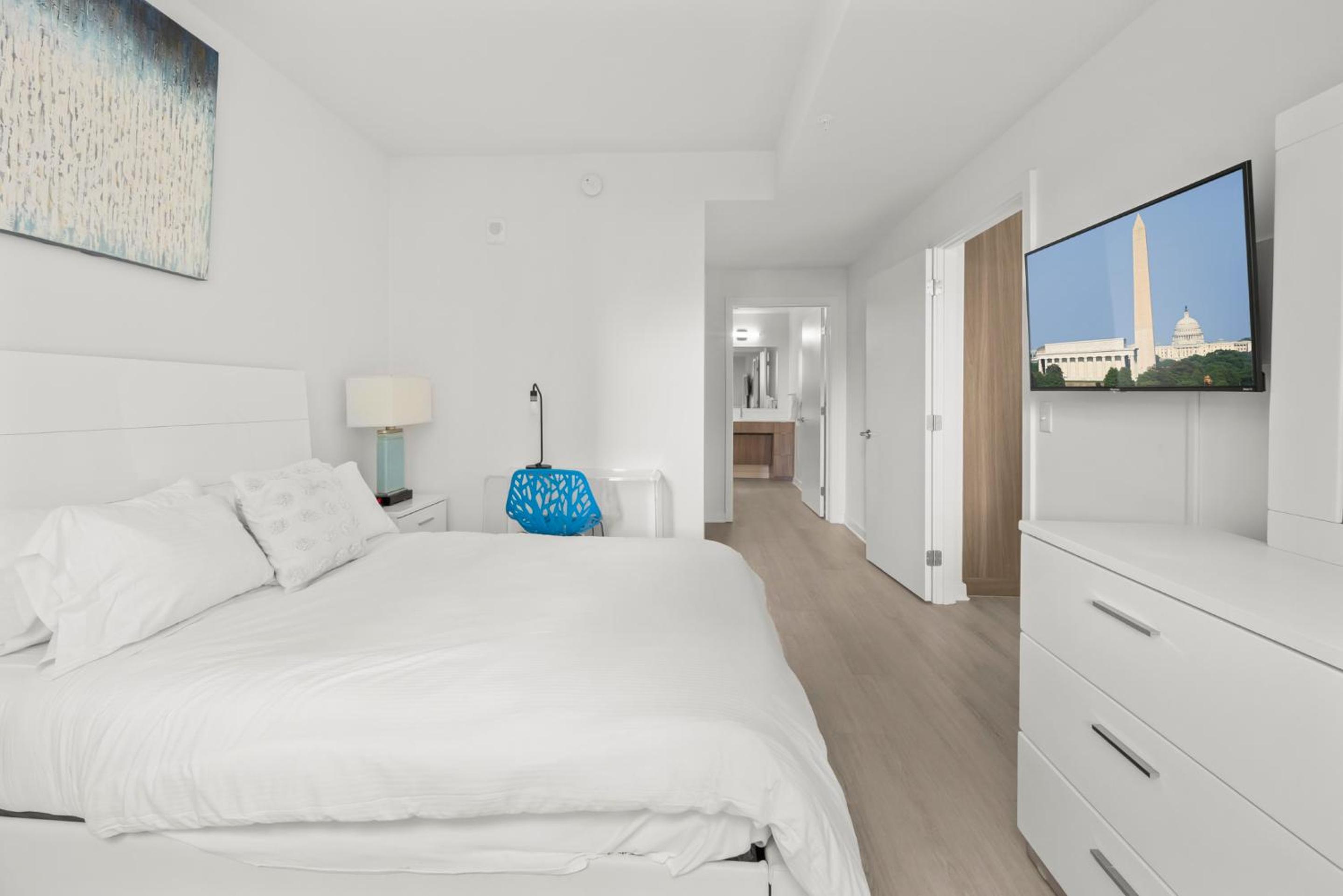 Deluxe Two Bedroom Apartment with Balcony - Photo 9
