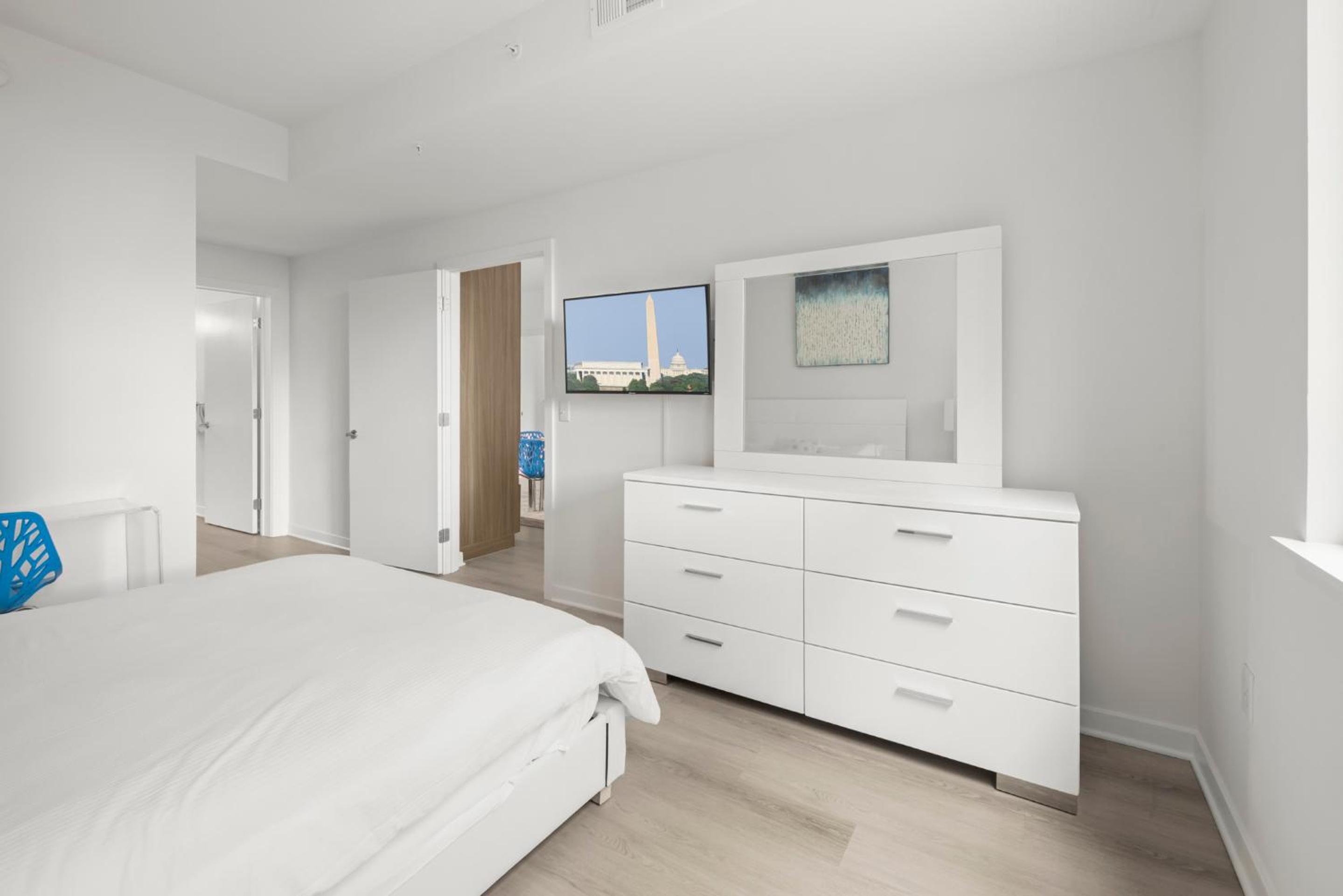 Deluxe Two Bedroom Apartment with Balcony - Photo 10
