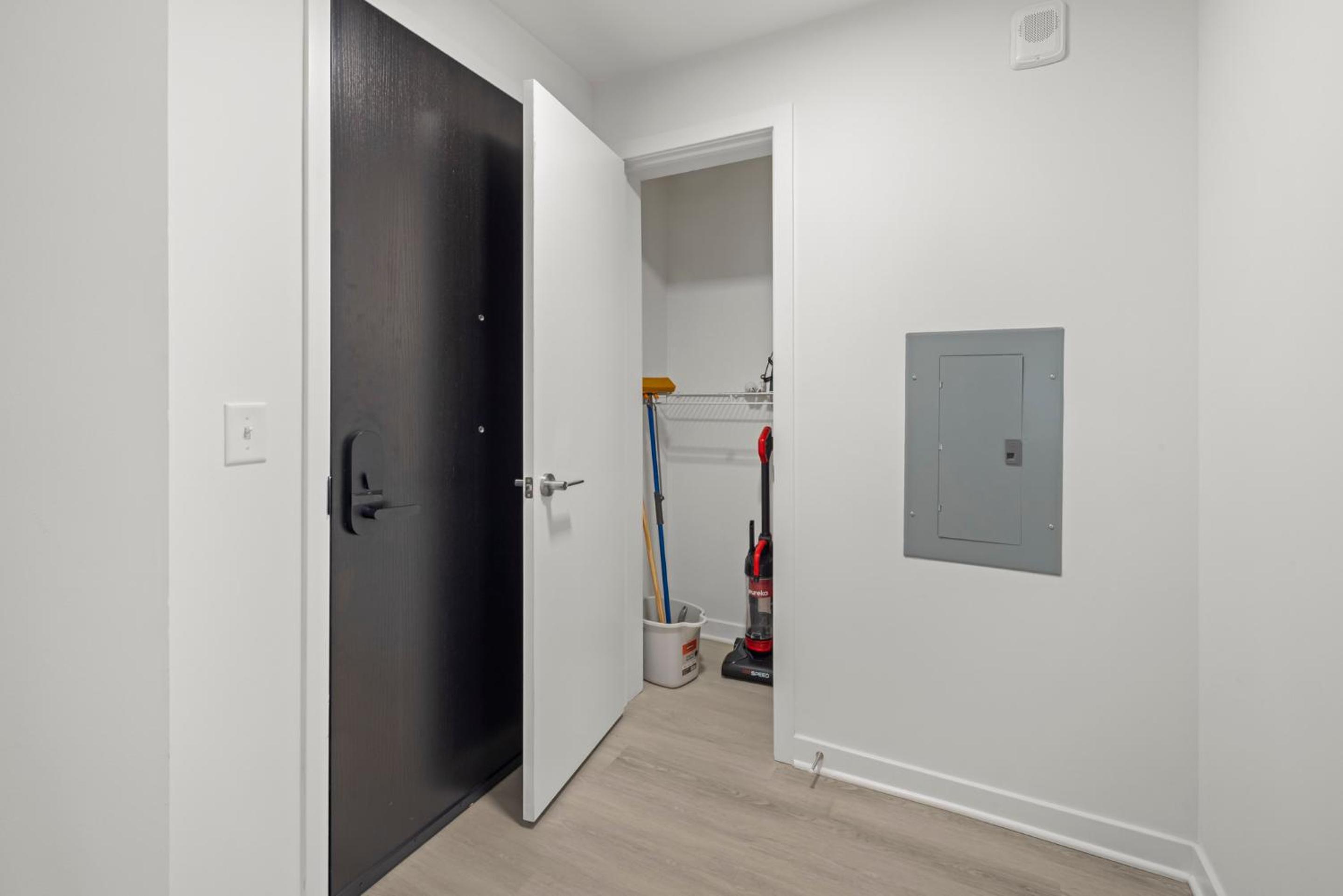 Deluxe Two Bedroom Apartment with Balcony - Photo 3