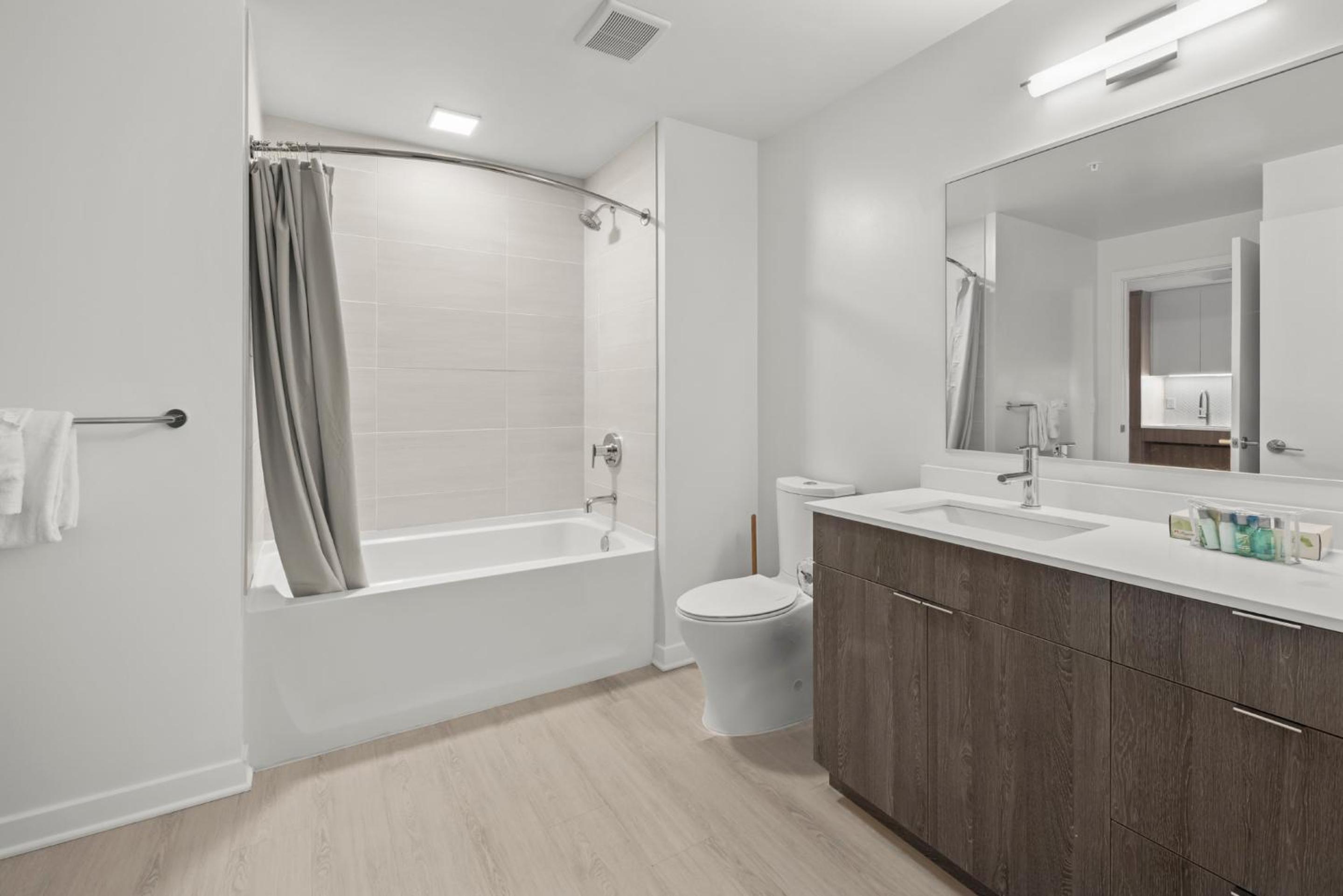 Deluxe Two Bedroom Apartment with Balcony - Photo 8