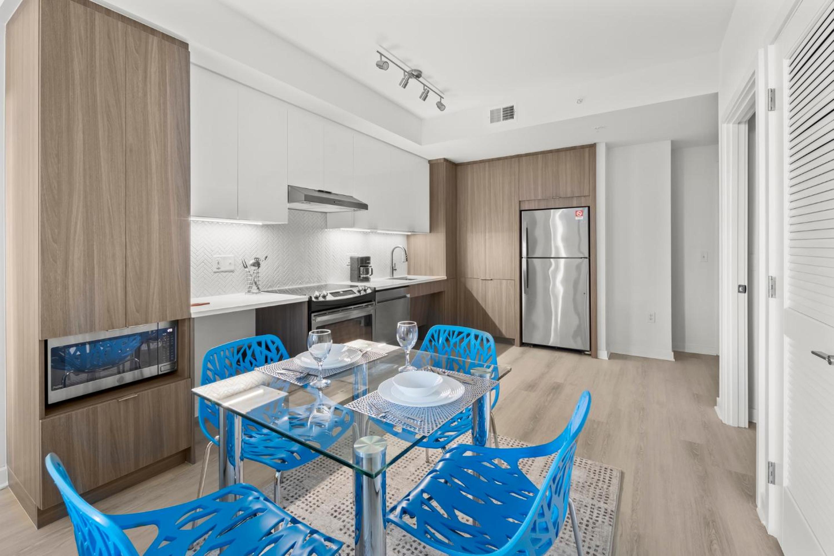 Deluxe Two Bedroom Apartment with Balcony - Photo 15