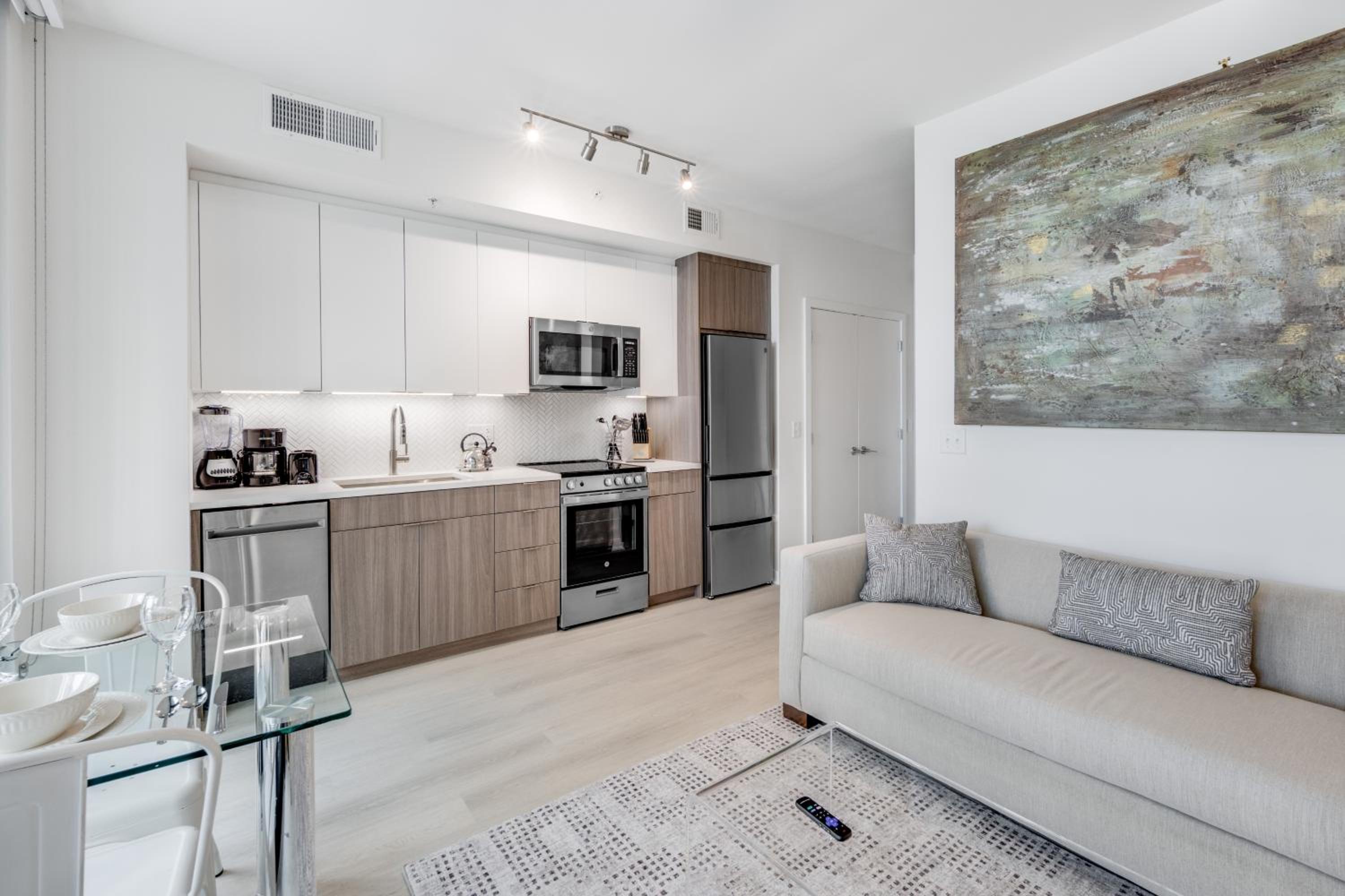 One Bedroom with Balcony - Photo 2