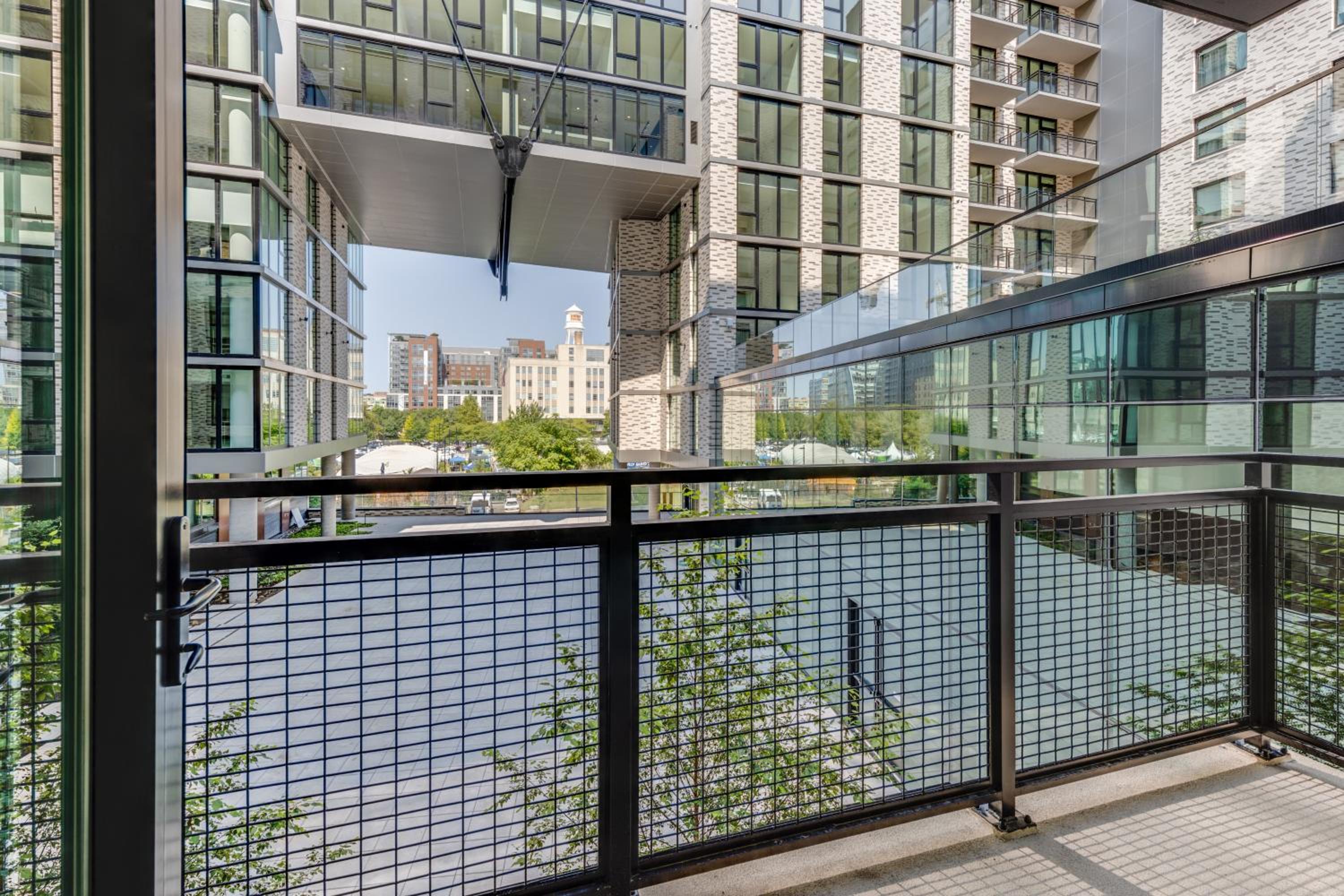 One Bedroom with Balcony - Photo 3