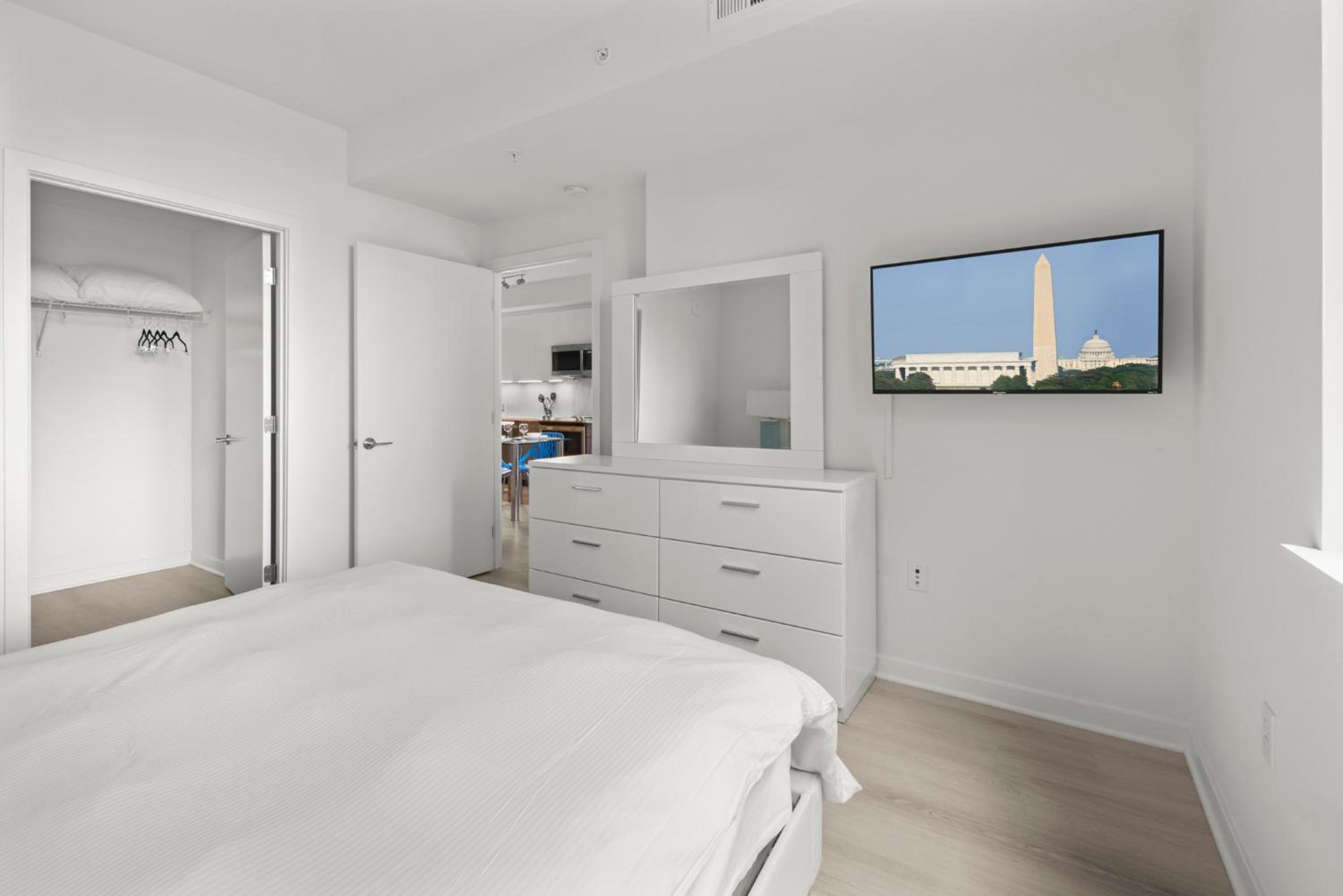 Deluxe One Bedroom with Balcony - Photo 2