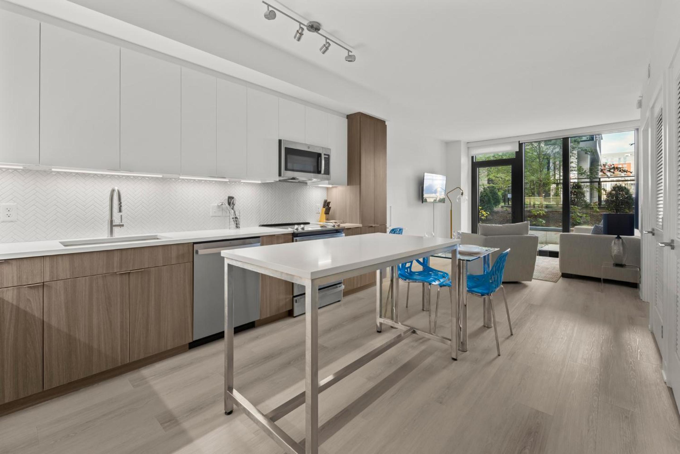 Deluxe One Bedroom with Balcony - Photo 10