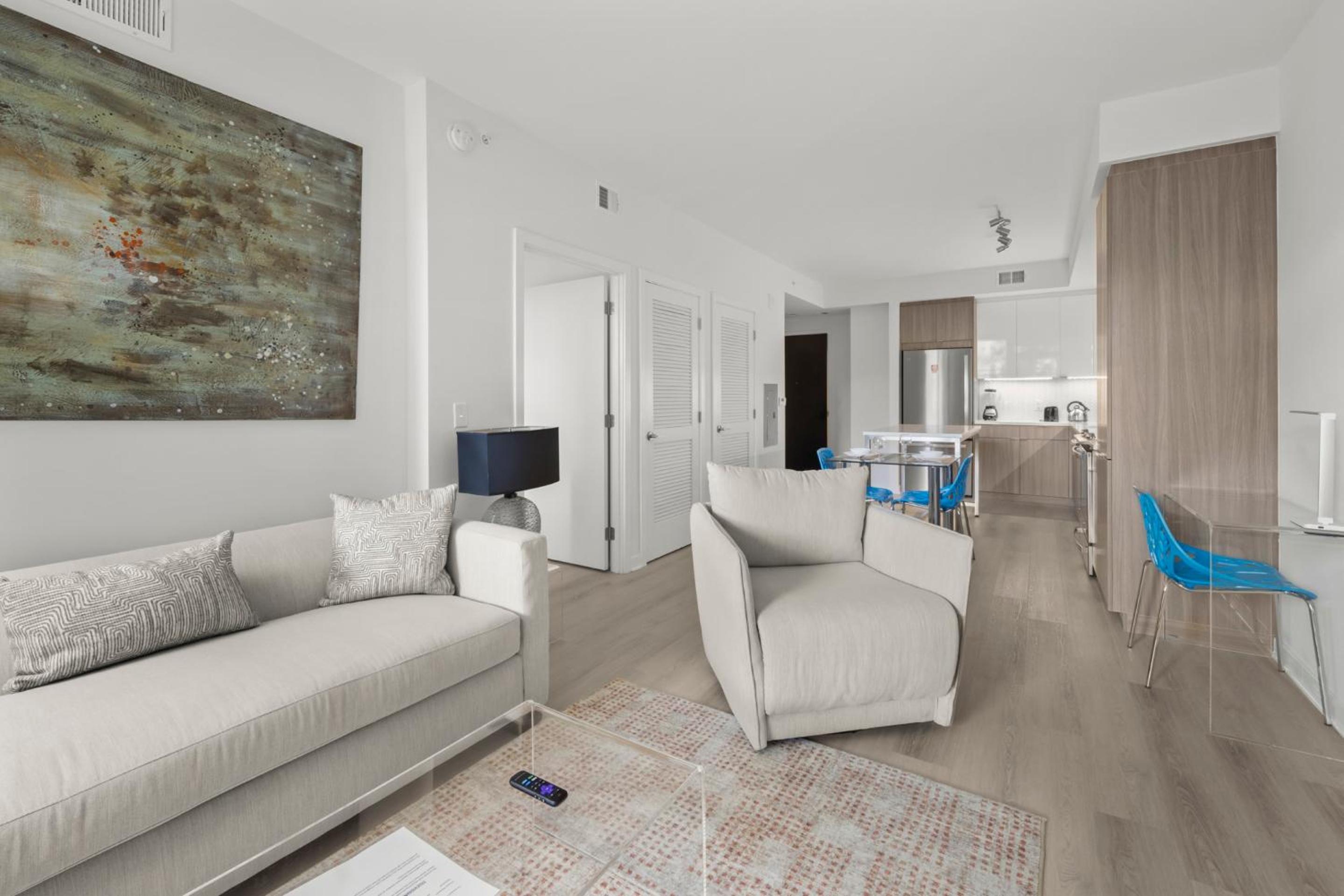 Deluxe One Bedroom with Balcony - Photo 7