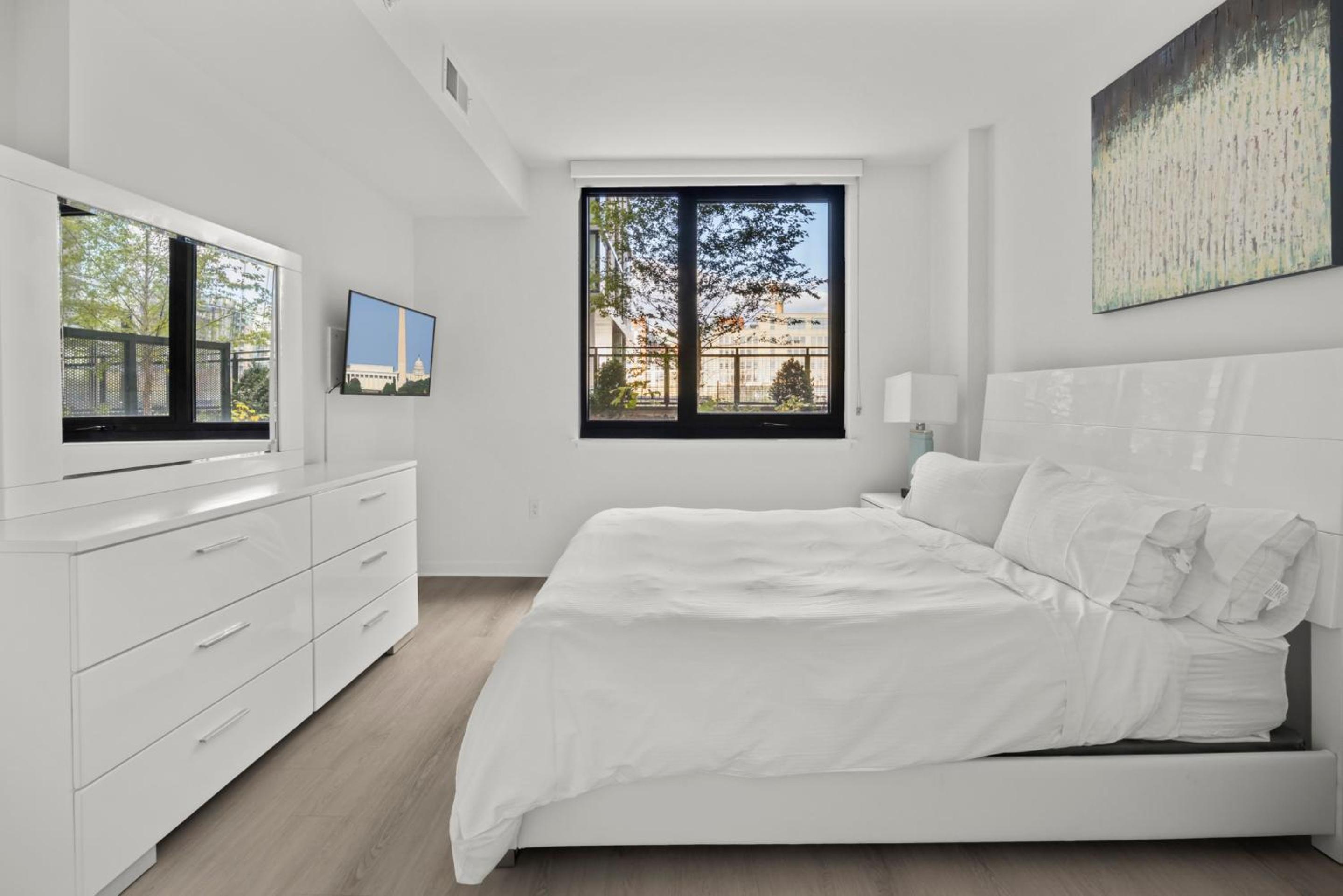 Deluxe One Bedroom with Balcony - Photo 13