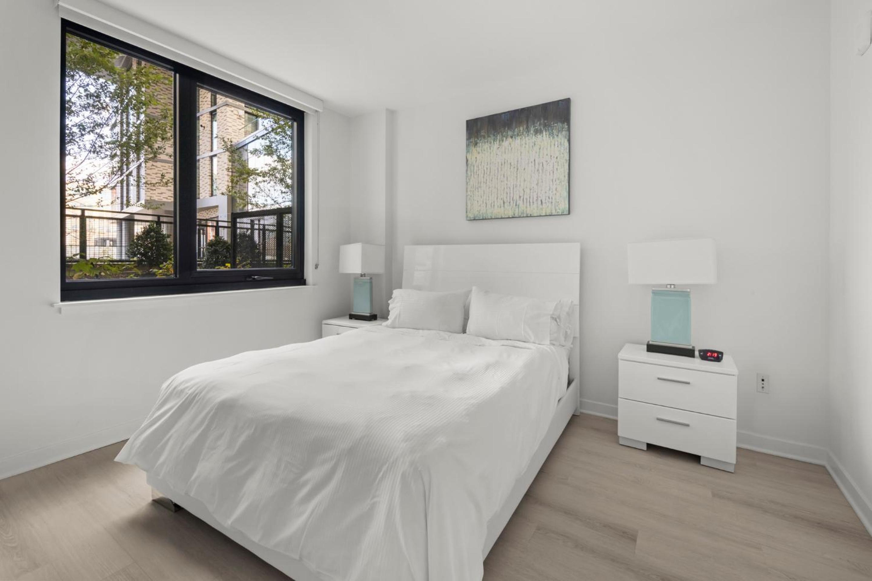 Deluxe One Bedroom with Balcony - Photo 12