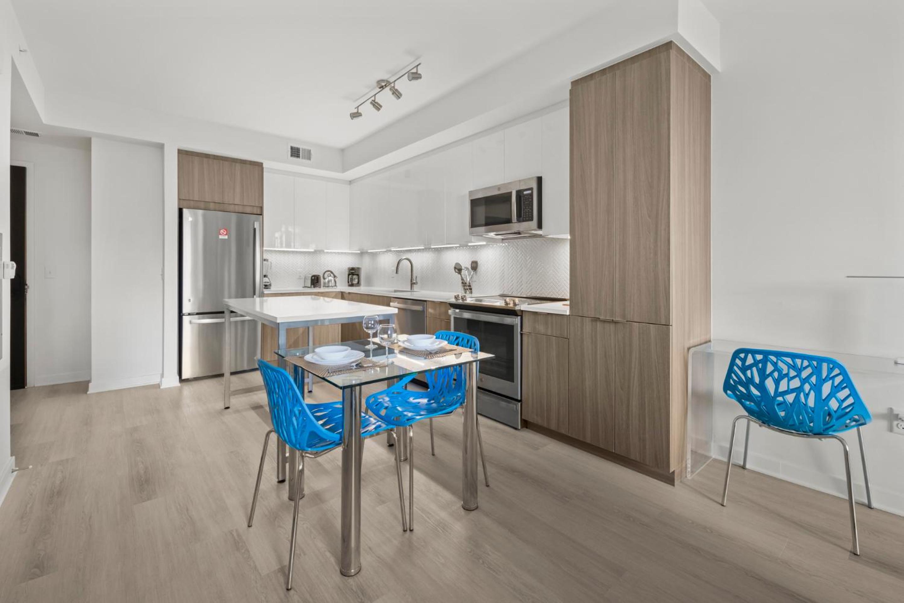 Deluxe One Bedroom with Balcony - Photo 8