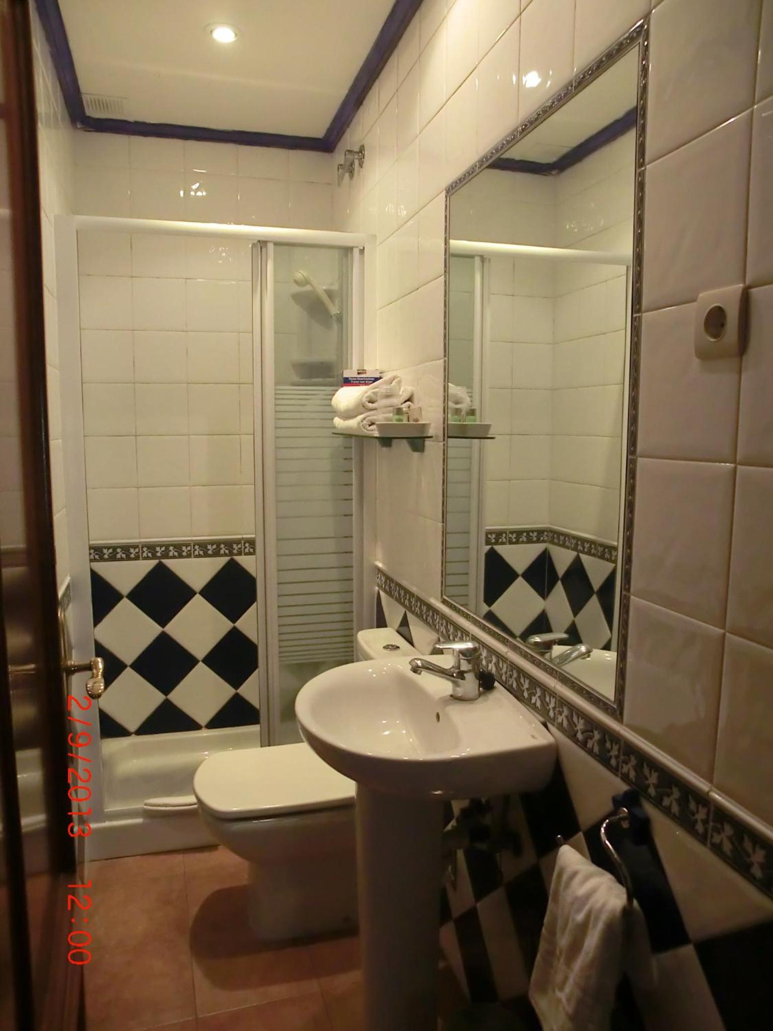 Twin Room - Photo 28
